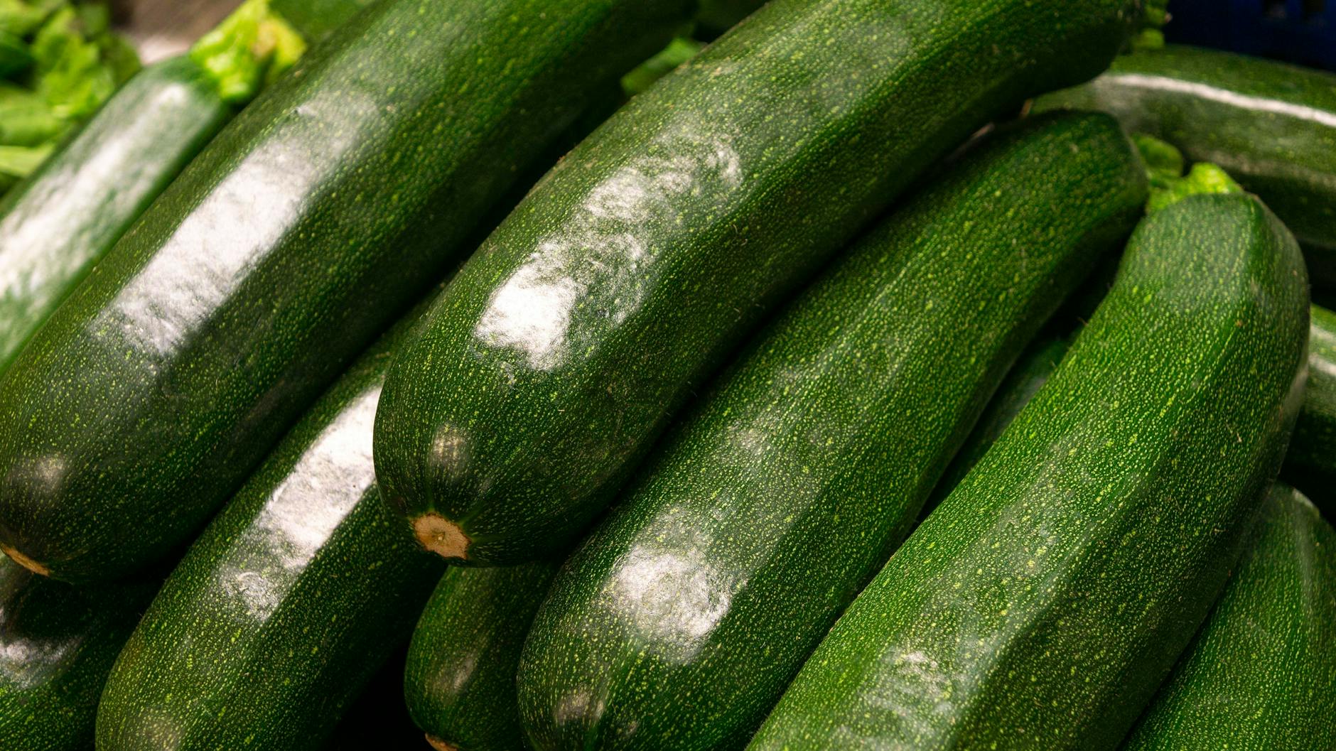 Die Zucchini sorgt in herzhaften aber auch süßen Gerichten für eine gute Portion Vitamine.