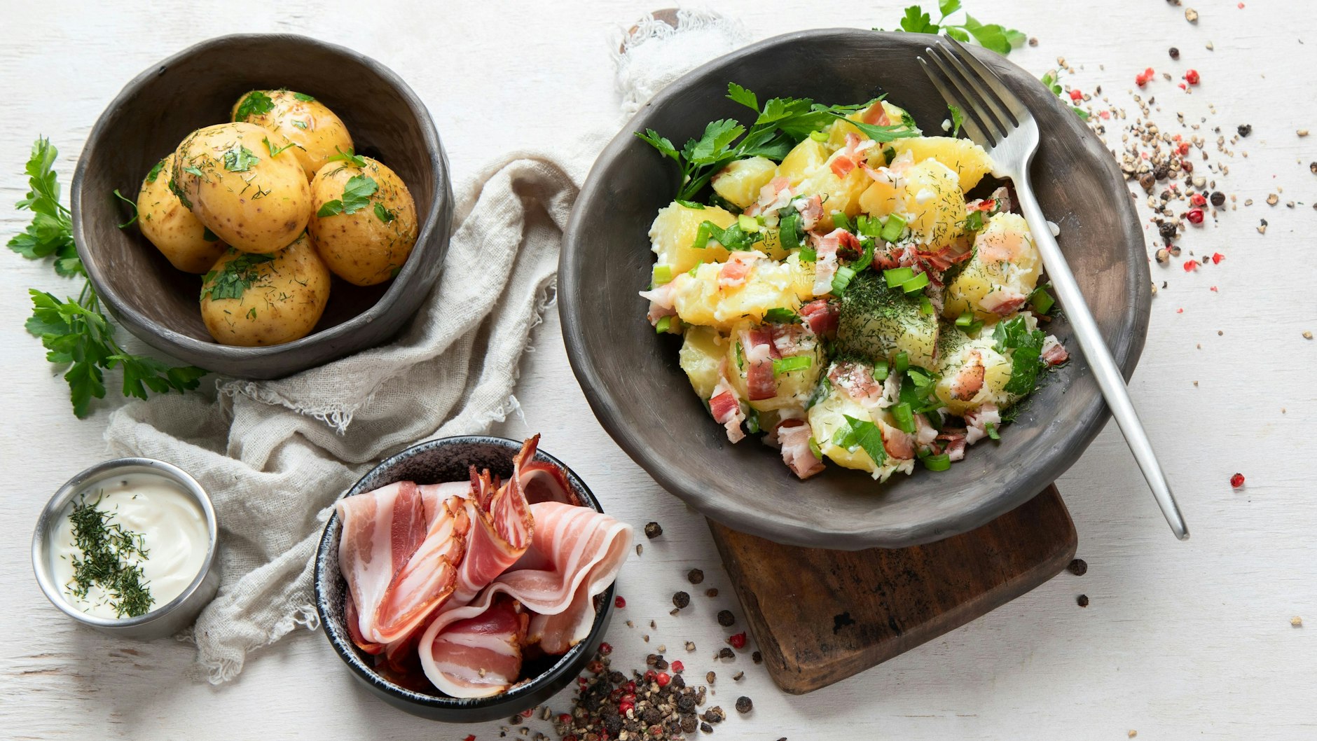 Der warme Kartoffelsalat ist schnell gemacht - in der DDR wusste man, wie man einfach und schnell leckere Gerichte auf den Tisch zaubert. 