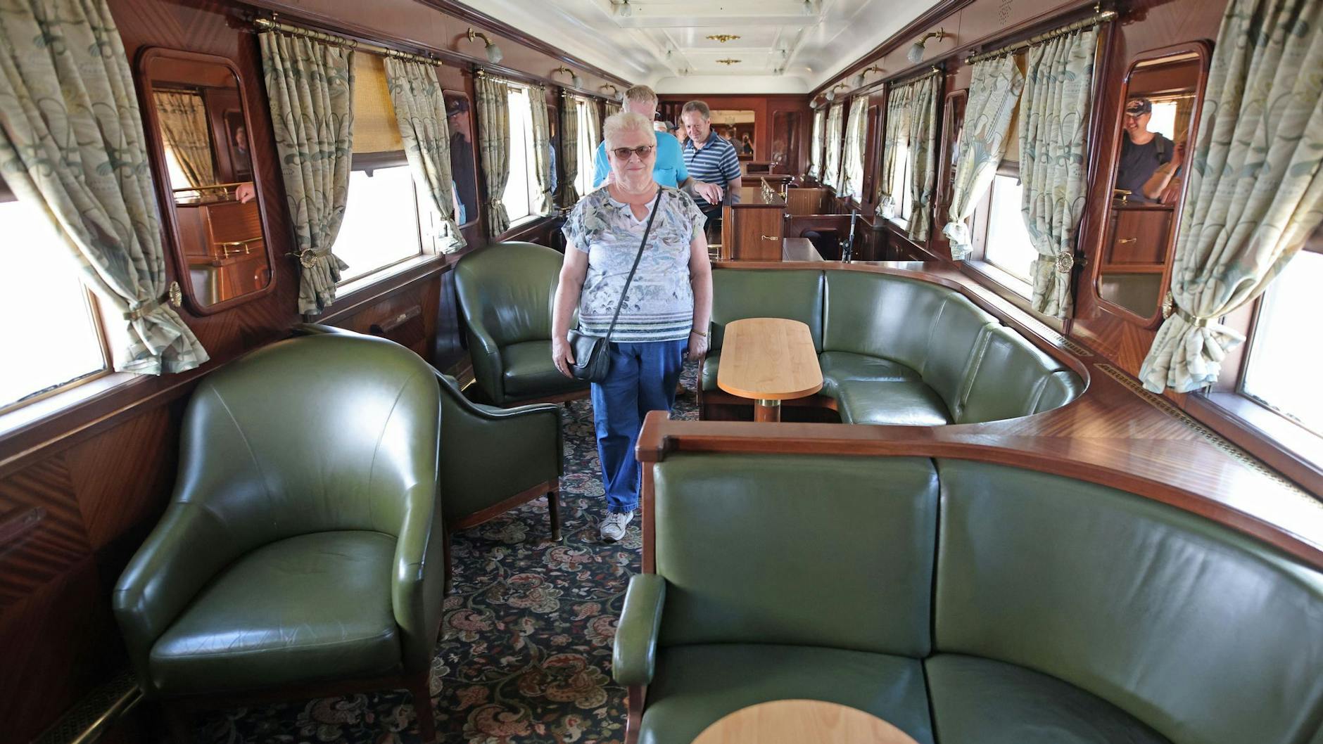 Bei einem Tag der offenen Tür konnten Eisenbahn-Fans erst im Juni einen Blick ins Innere des Zuges werfen. Der Schnellzug SVT Görlitz aus der DDR wird in einer Halle in Halberstadt restauriert.