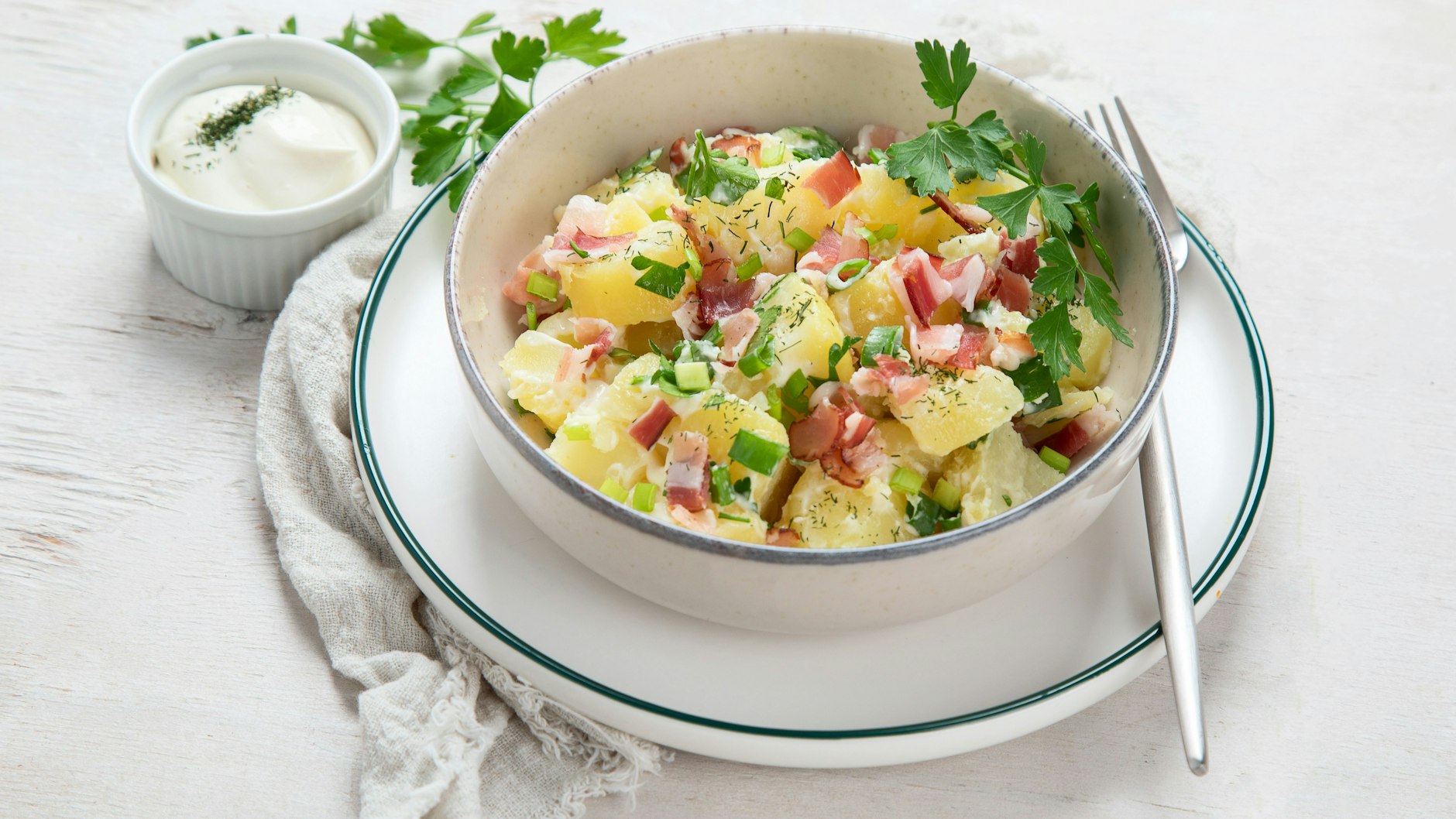 Den fertigen Kartoffelsalat mit Speck können Sie auch einfach so genießen. Und: Versuchen Sie, das Rezept aus der DDR mit verschiedenen Kräutern und Gewürzen zu verfeinern.