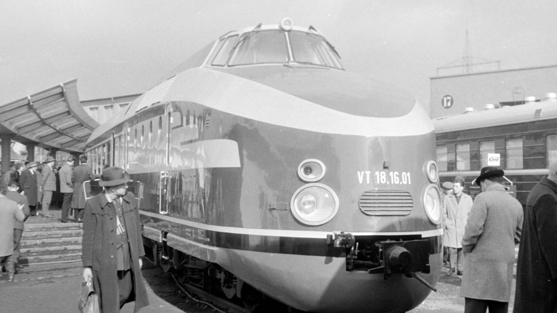 Auf der Leipziger Frühjahrsmesse im Jahr 1963 wurde der Schnellzug der DDR vorgestellt. Danach rollte er mit 160 Stundenkilometern quer durch Europa.