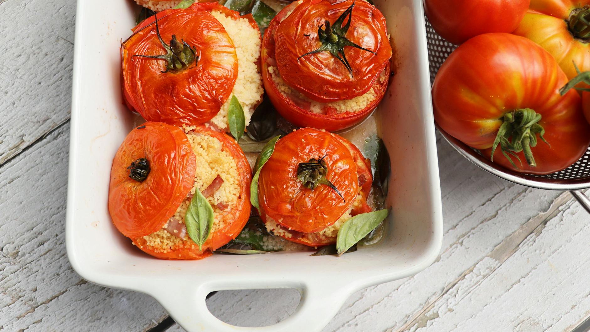 Gefüllte Tomaten aus dem Backofen sind perfekt, wenn Sie ein schnelles Abendbrot suchen: Das Rezept aus der DDR ist ruckzuck fertig.