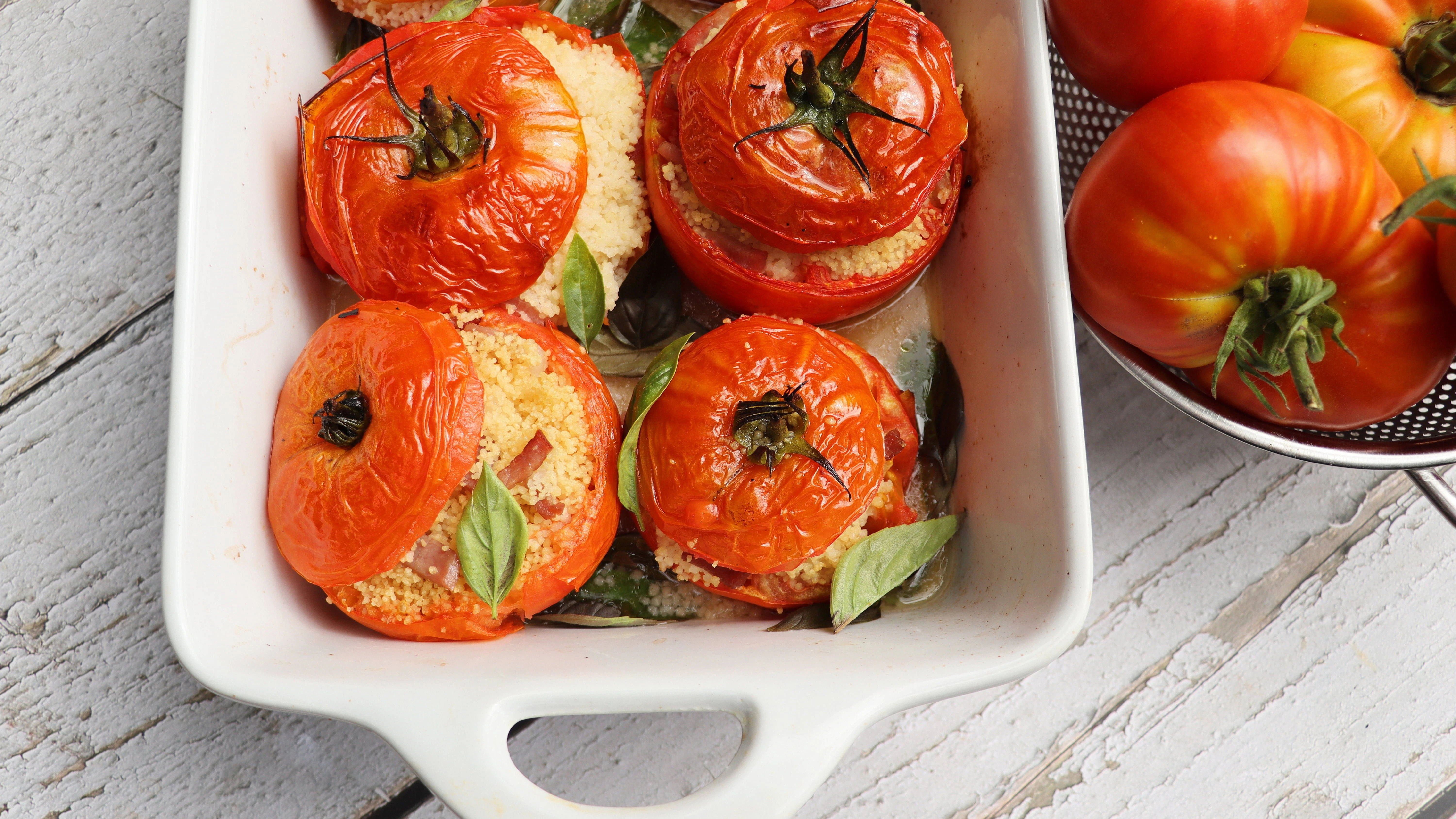 Gefüllte Tomaten aus dem Backofen sind perfekt, wenn Sie ein schnelles Abendbrot suchen: Das Rezept aus der DDR ist ruckzuck fertig.