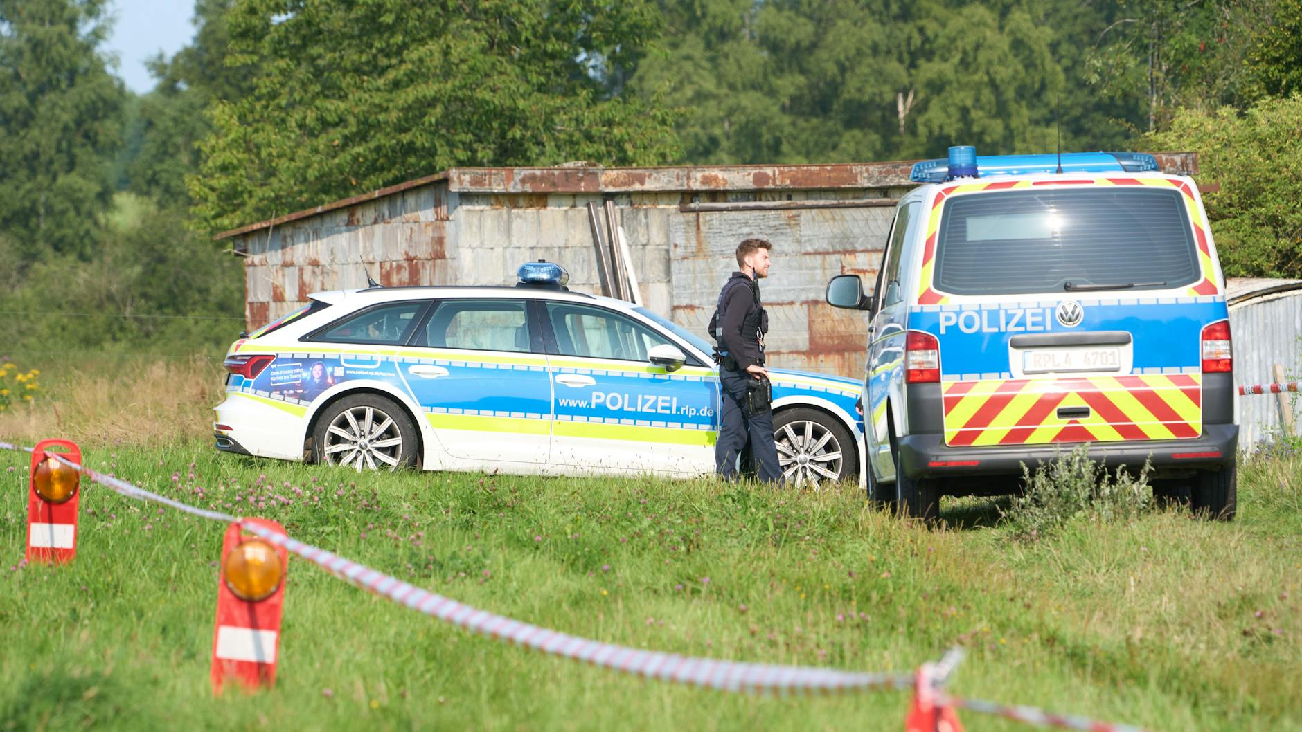Nach dem Fund der stark verwesten Leiche sperrte die Polizei den Fundort weiträumig ab.
