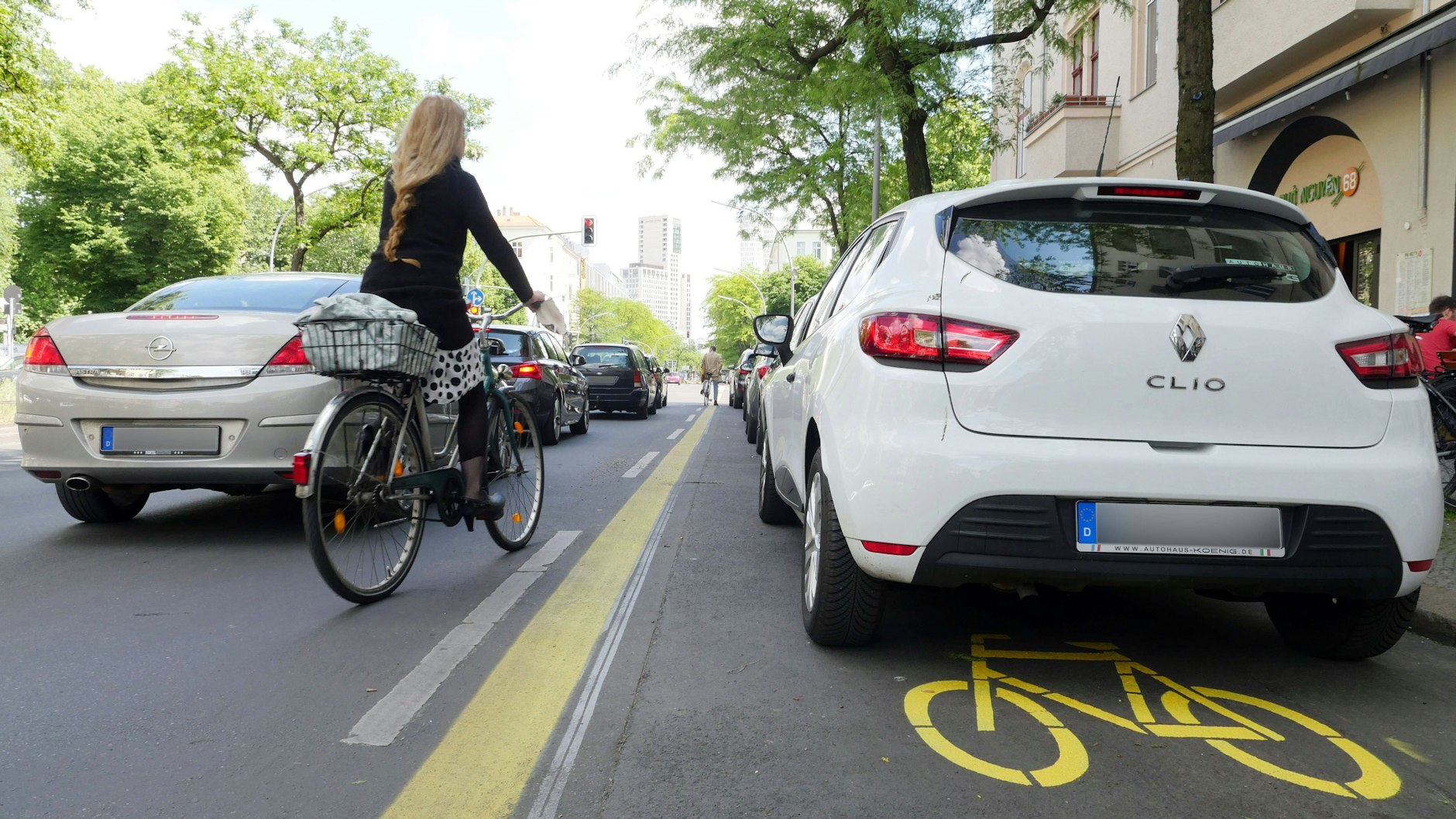 Oft wird der Pop-up-Radweg auf der Kantstraße zum Parken genutzt. Radfahrende müssen ausweichen und sich in den fließenden Autoverkehr einreihen.