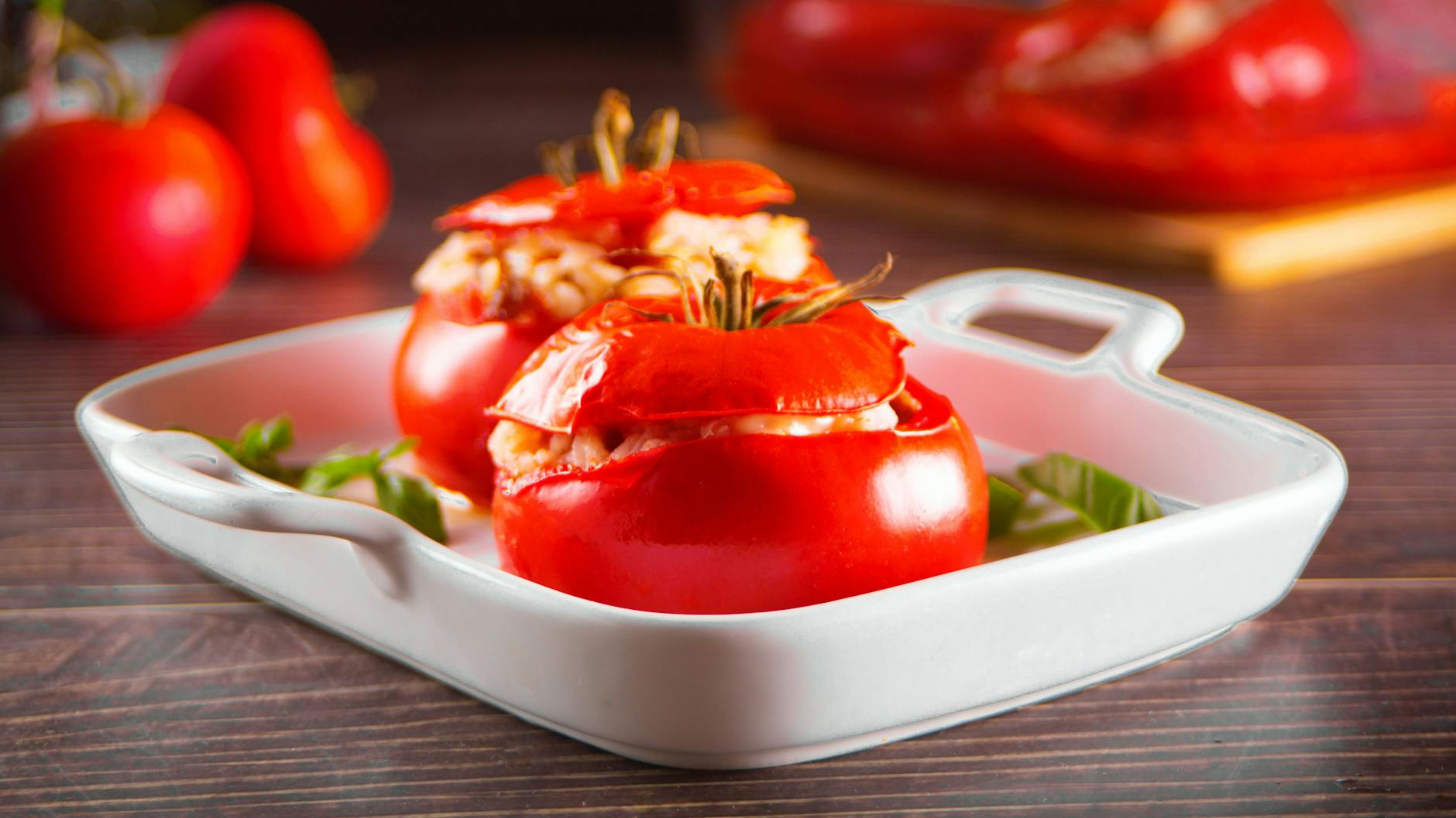 Lecker! Gefüllte Tomaten sind eine leckere Abwechslung auf dem Abendbrottisch. Probieren Sie das geniale Rezept einfach mal aus.