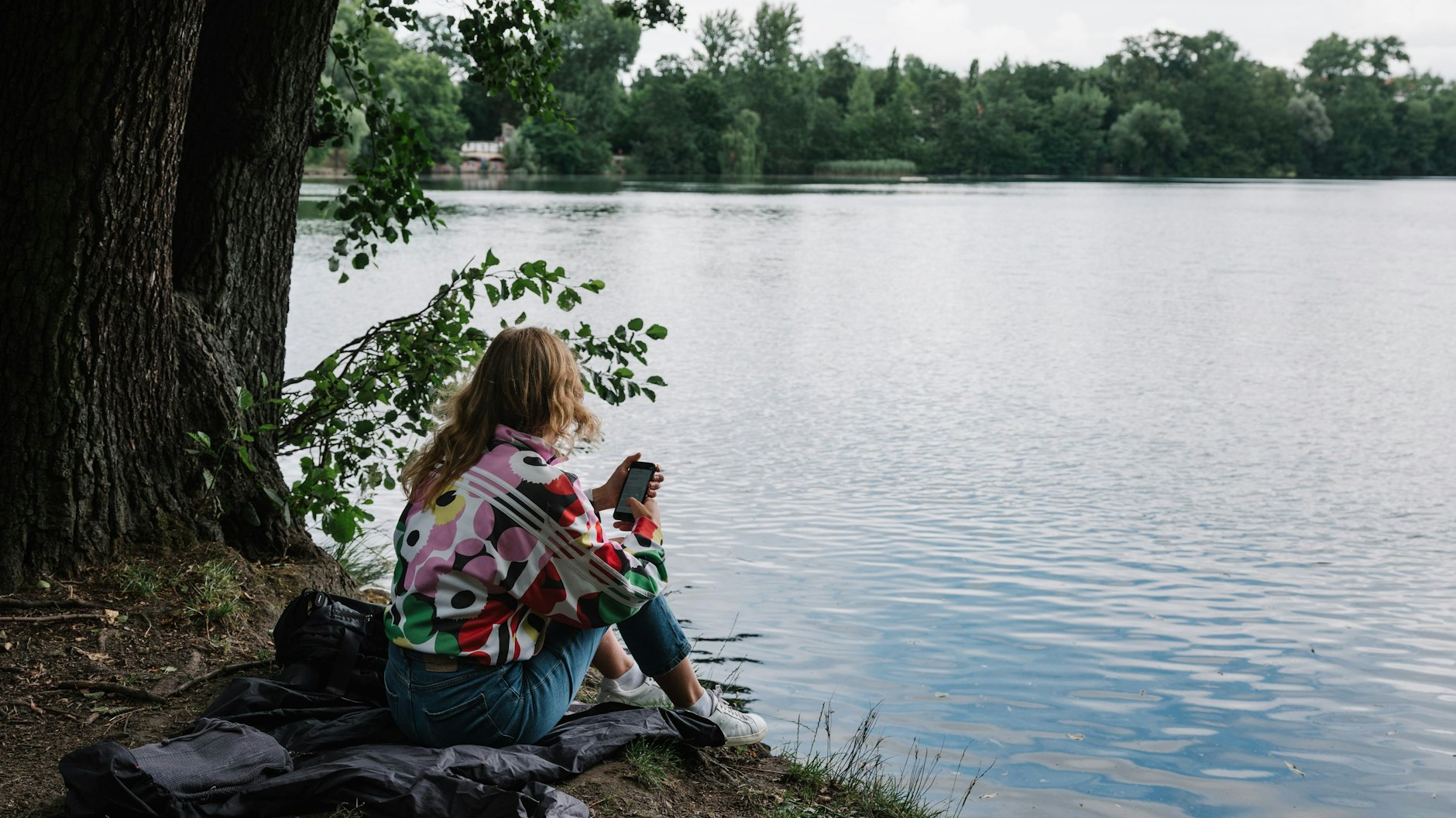 Nicht nur das Baden, sondern auch das gemütliche Sitzen am Ufer des Weißen Sees wird durch die Heckenabsperrung unmöglich.