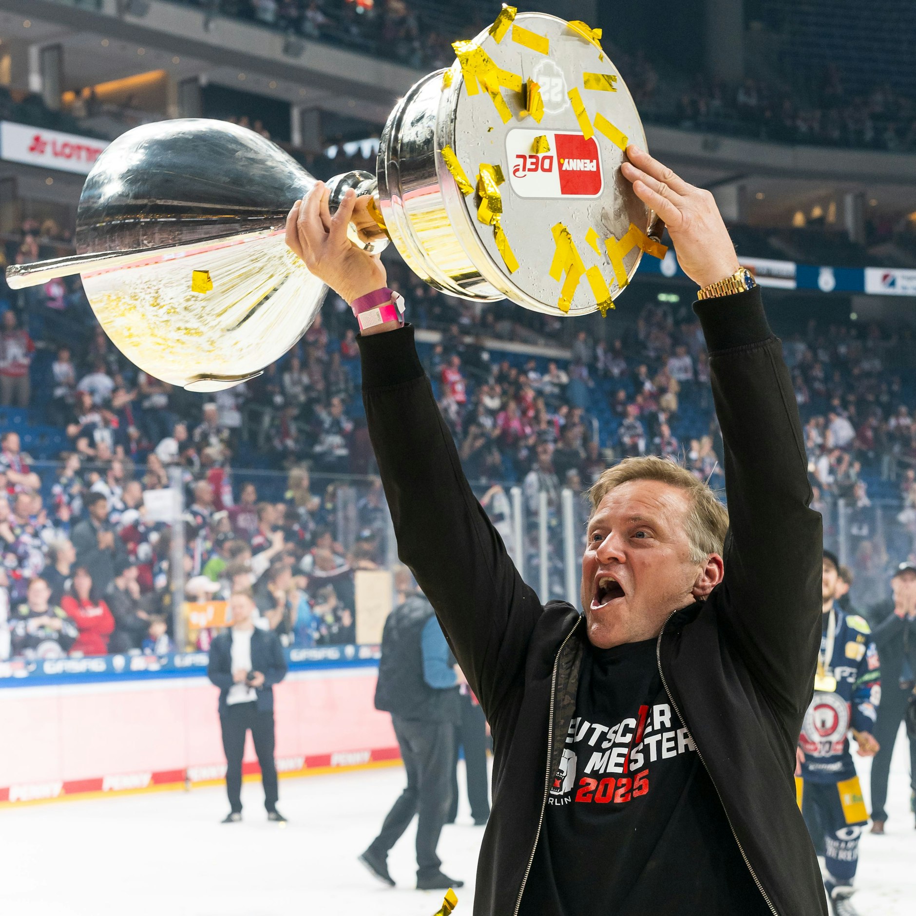 Auch Cliff Ronning, Vater von Eisbär Ty Ronning, durfte Ende April mal mit dem Meisterpokal jubeln.