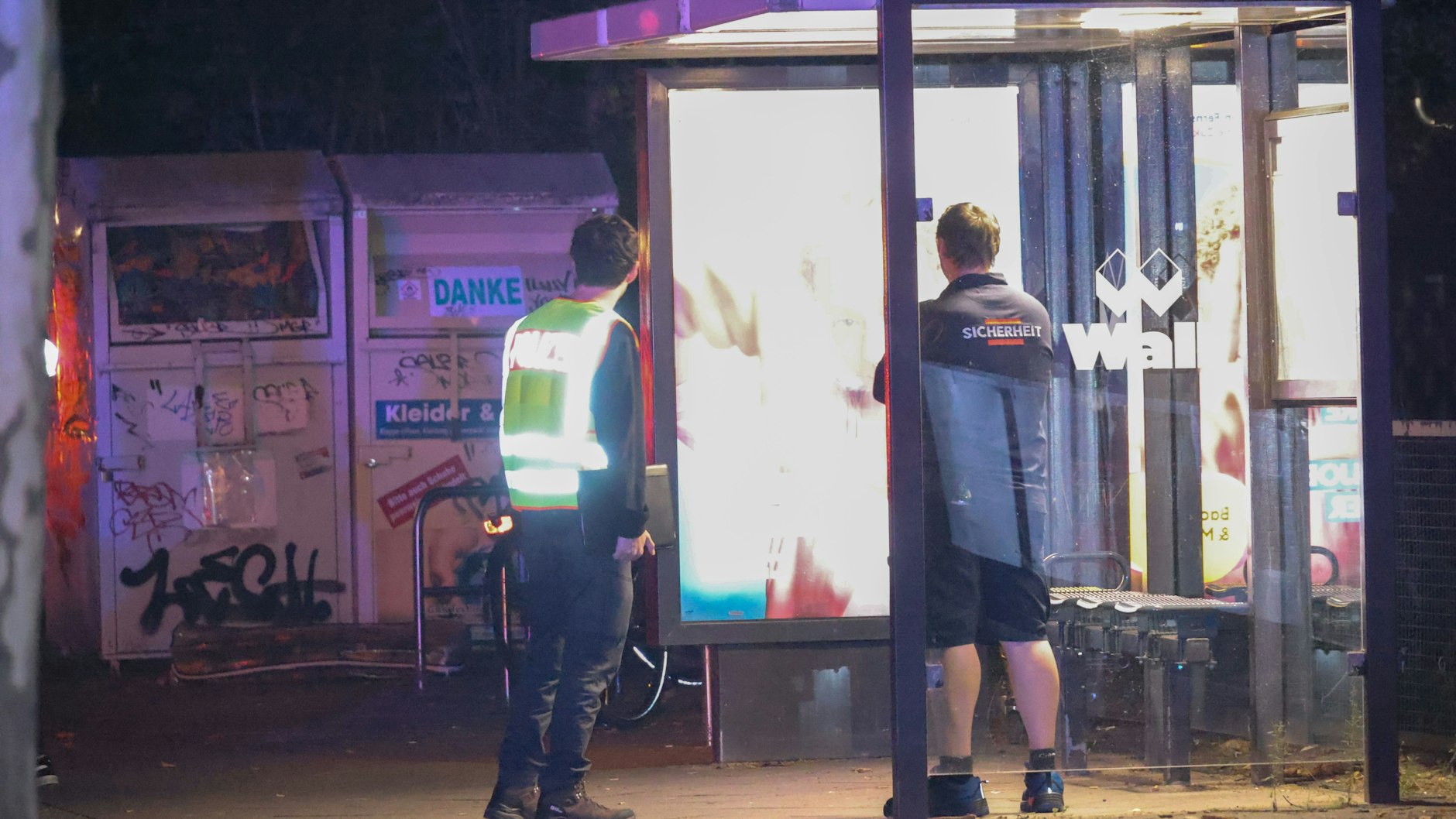 Ein Polizist im Einsatz mit einem Mitarbeiter des Sicherheitsdienstes: Der bewaffnete Mann hatte das Personal bedroht.