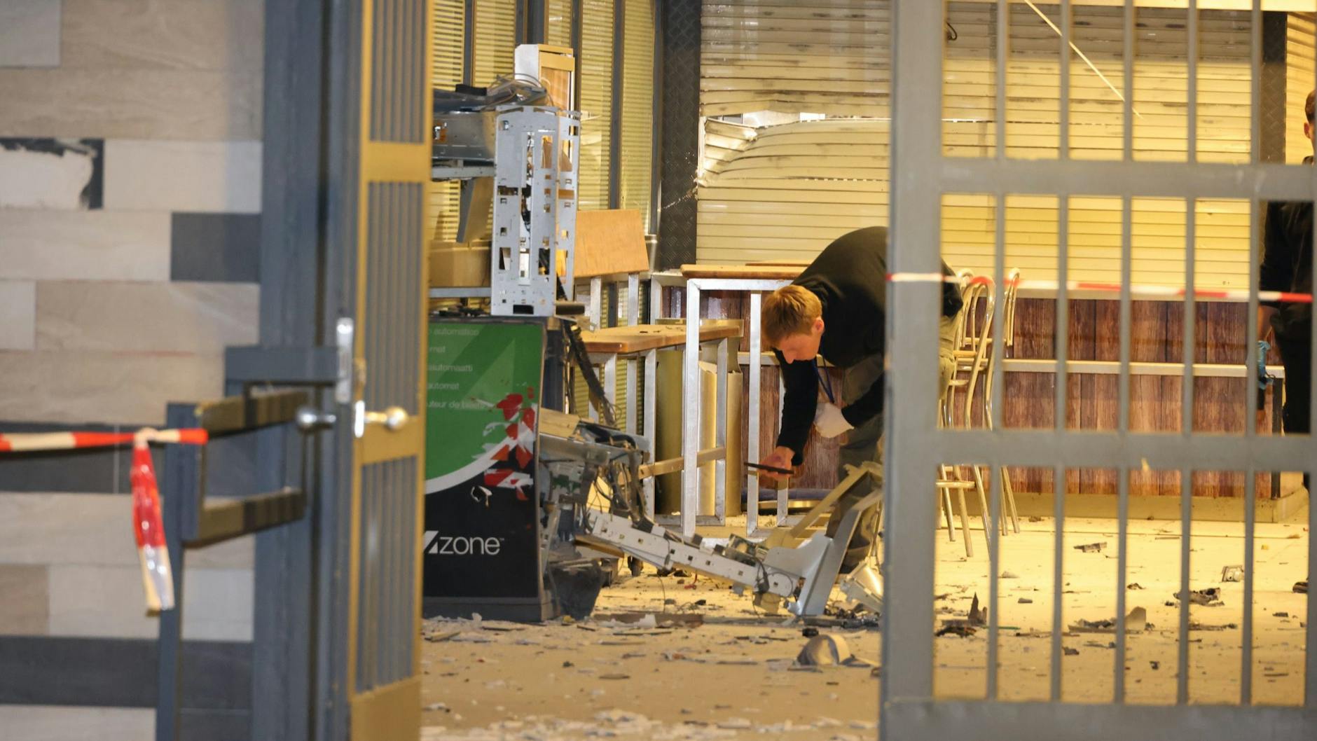 Wie genau der Geldautomat gesprengt wurde, ist bisher unklar. Die Explosion reichte aber, um Anwohner in Teilen Neuköllns aus dem Schlaf zu reißen.