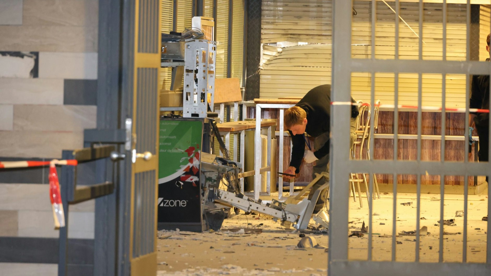 Wie genau der Geldautomat gesprengt wurde, ist bisher unklar. Die Explosion reichte aber, um Anwohner in Teilen Neuköllns aus dem Schlaf zu reißen.