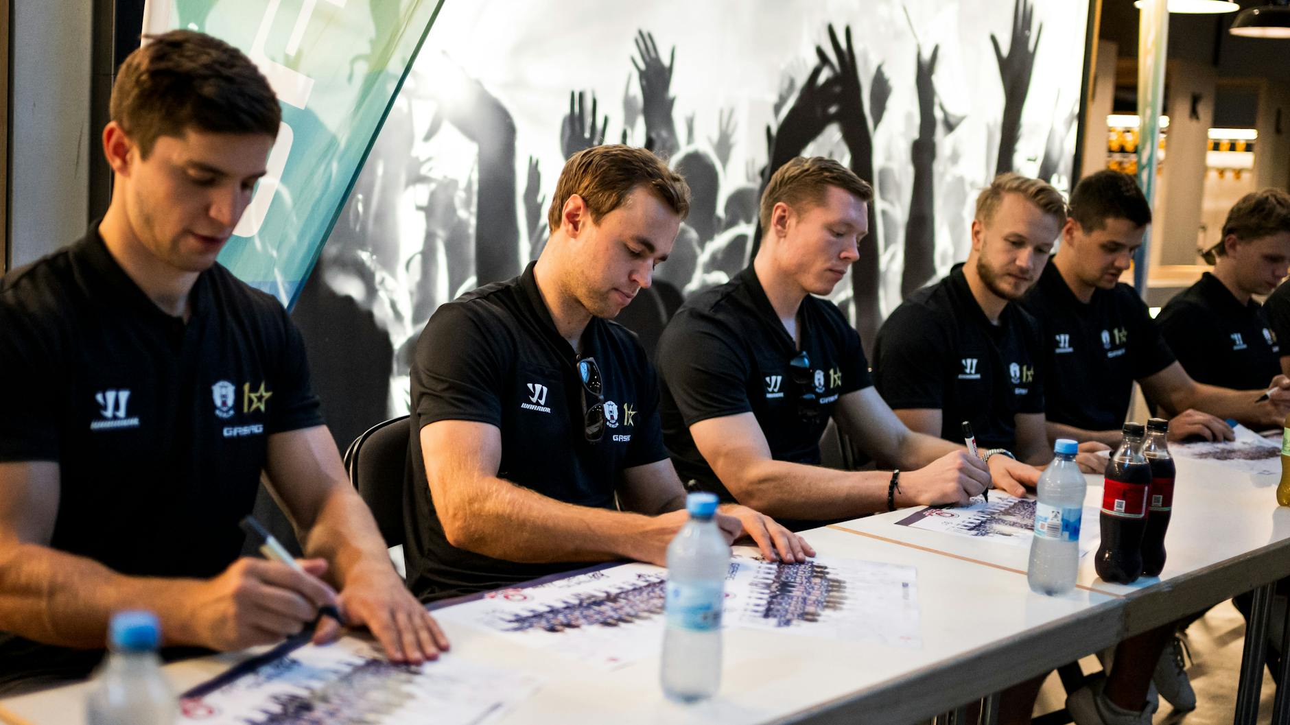 Wie 2024 werden auch diesmal (v.l.) Freddy Tiffels, Mitch Reinke, Jonas Müller, Eric Mik, Kai Wissmann, Lean Bergmann & Co. im Vorjahr fleißig Autogramme schreiben.