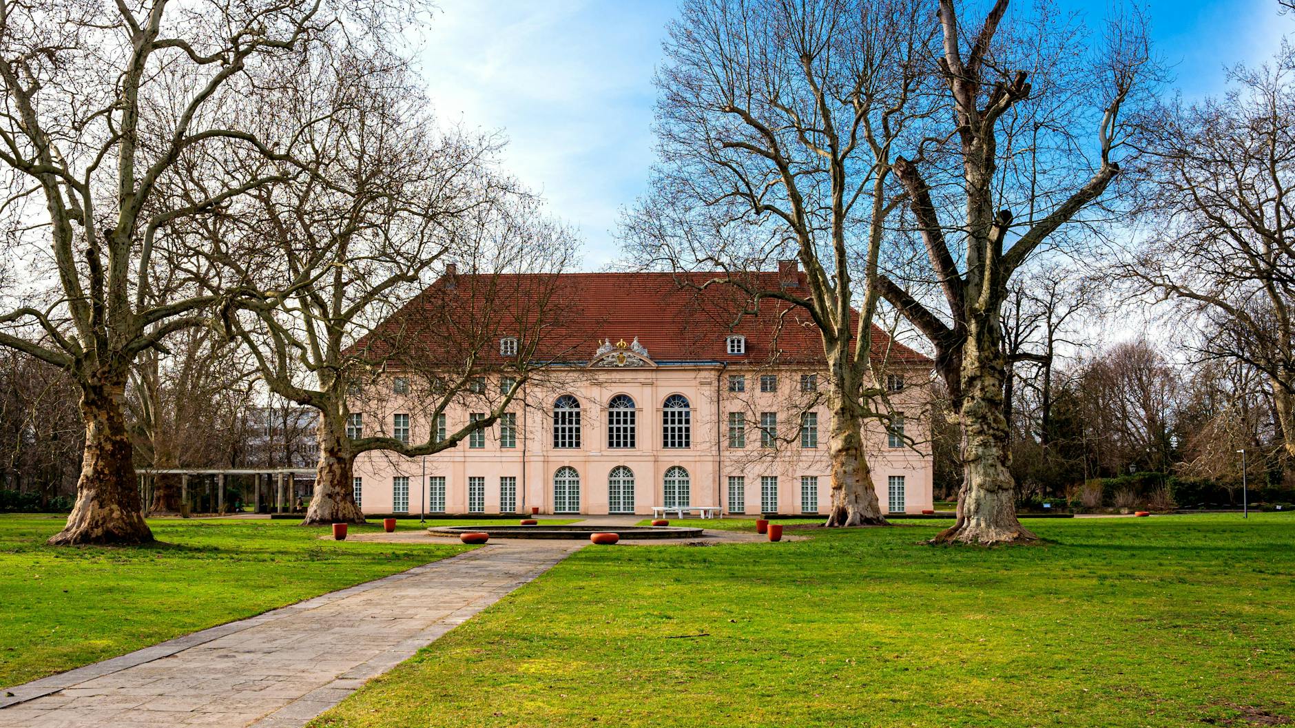 Im Schlosspark Pankow befindet sich auch das Schloss Schönhausen. Der Park ist ein beliebtes Ausflugsziel. In der Nacht zum Freitag wurde hier eine Frau angeschossen.