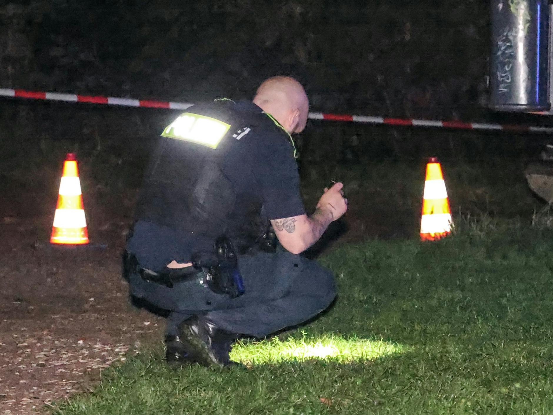 Polizisten suchten den Tatort im Schlosspark Pankow nach Spuren ab. Auch nach den Tätern wurde gefahndet, sie konnten aber zunächst nicht gefasst werden.