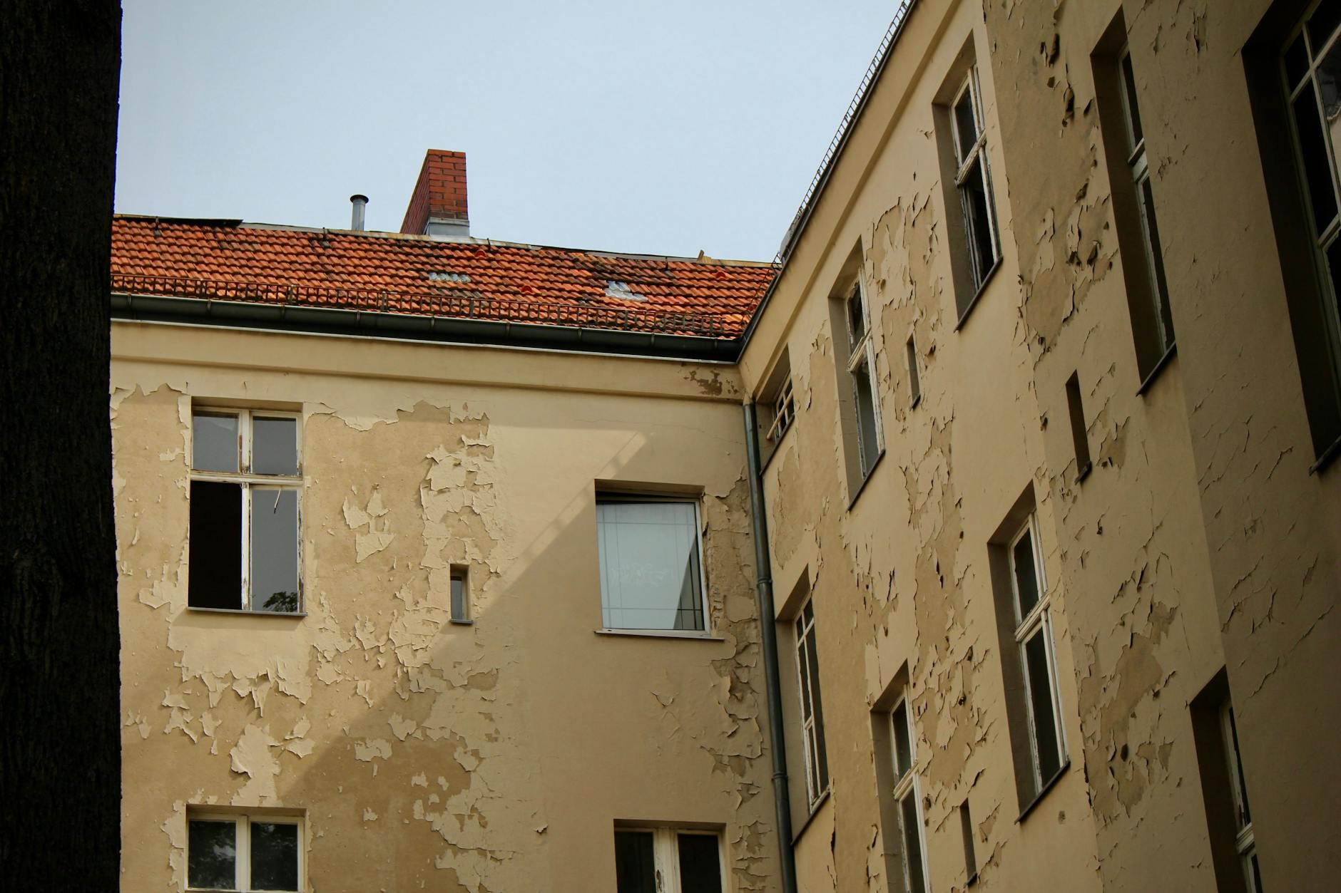 Durch mehrere undichte Stellen im Dach dringt Regenwasser in das Gebäude ein. Die Bausubstanz ist laut Experten grundsätzlich stabil, doch ohne Instandsetzung drohen weitere Schäden. Ein Foto vom Innenhof.