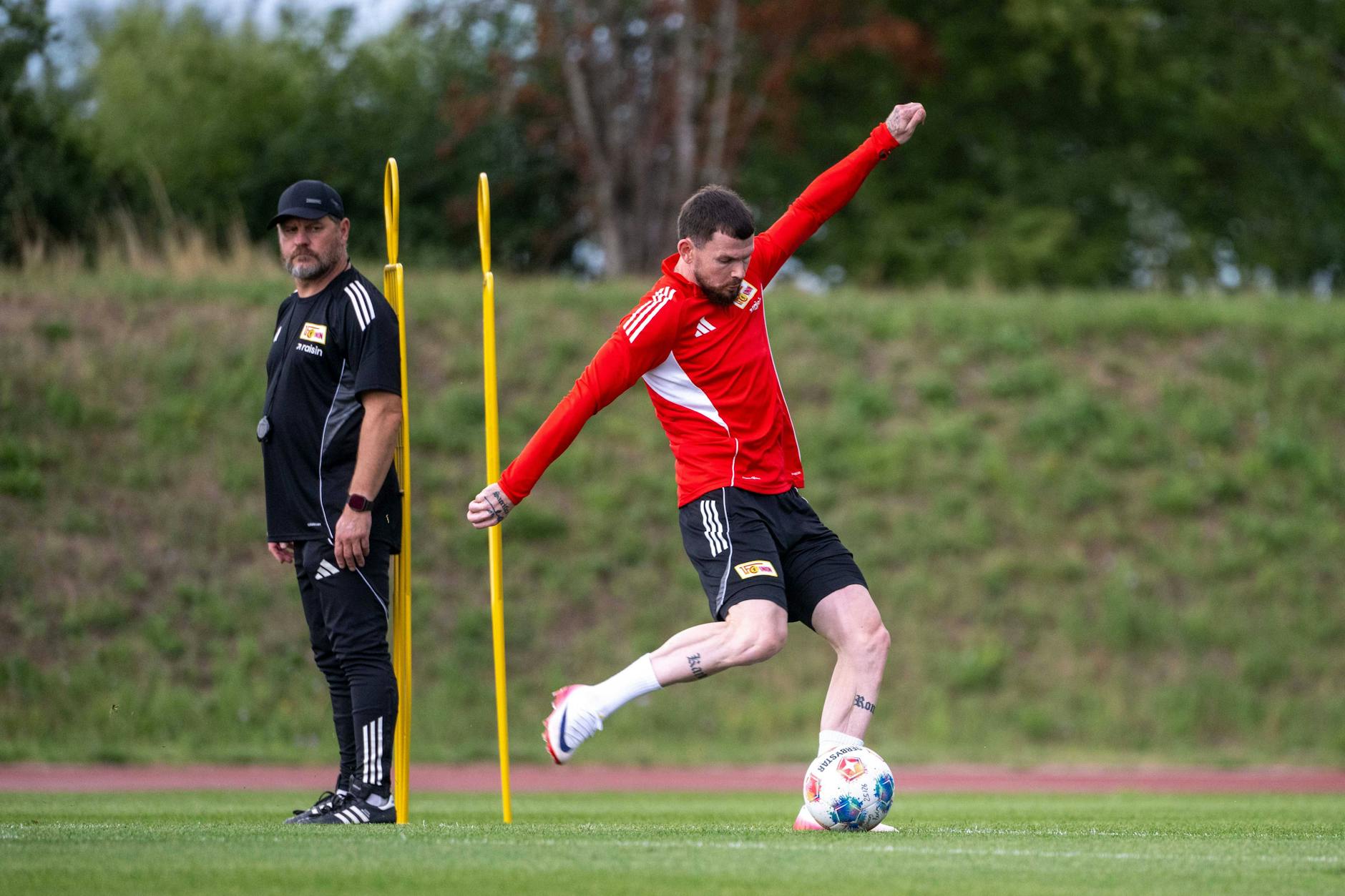 Steffen Baumgart (53) macht sich im Training einen Eindruck von Neuzugang Oliver Burke (28). Der Schotte soll am Sonnabend gegen Piräus die Tor-Krise in Köpenick beenden.