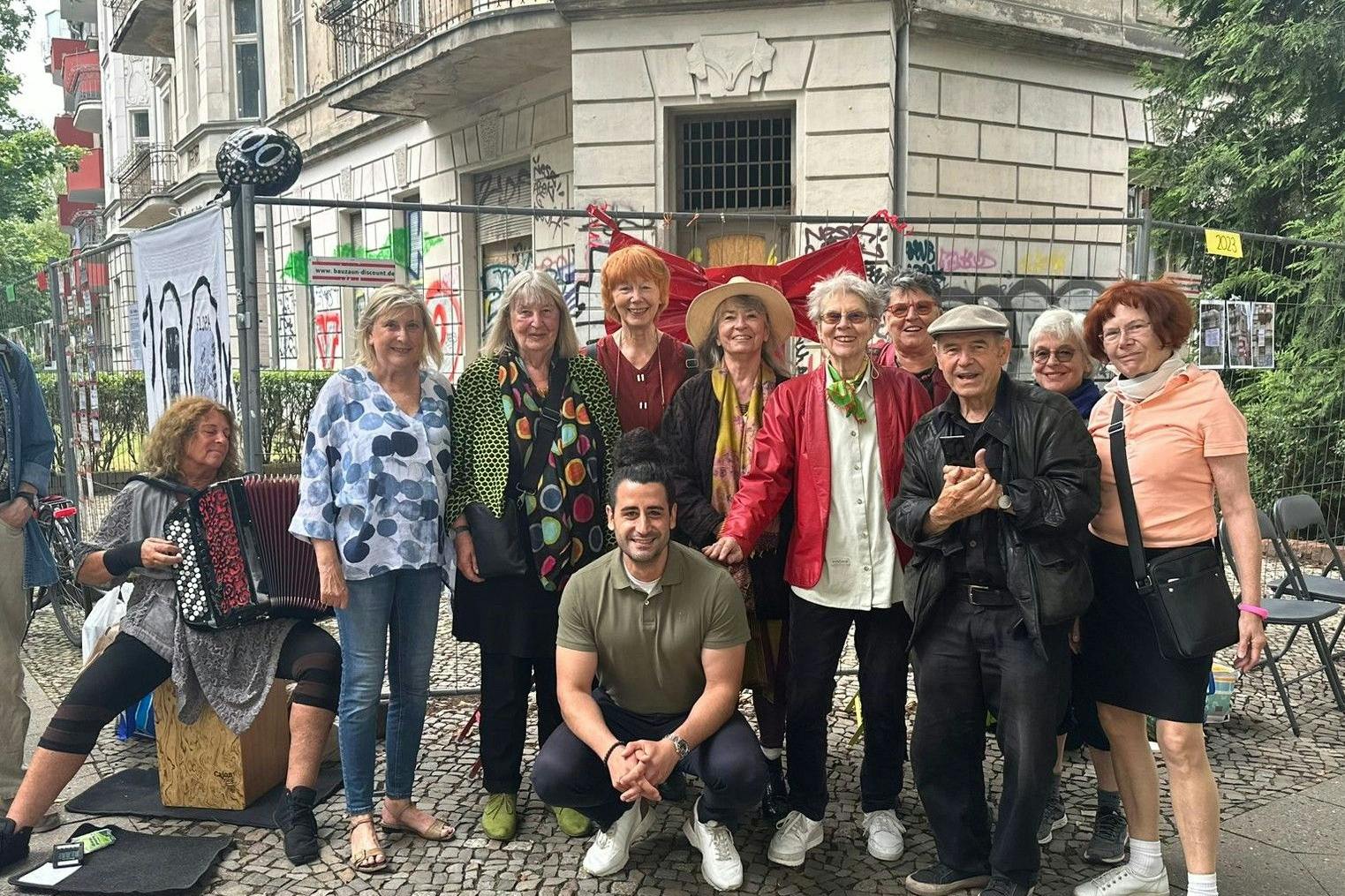 Monika K. (v.r.n.l.), Birgit L., Atze, Stefania d. M., Sabine K., Ursula P., Ingrid Schipper, Mary S., Andrea F. Vorne hockt Orkan Özdemir (SPD), der sich für drei Häuser in Berlin, darunter auch das Geisterhaus in Friedenau, einsetzte.