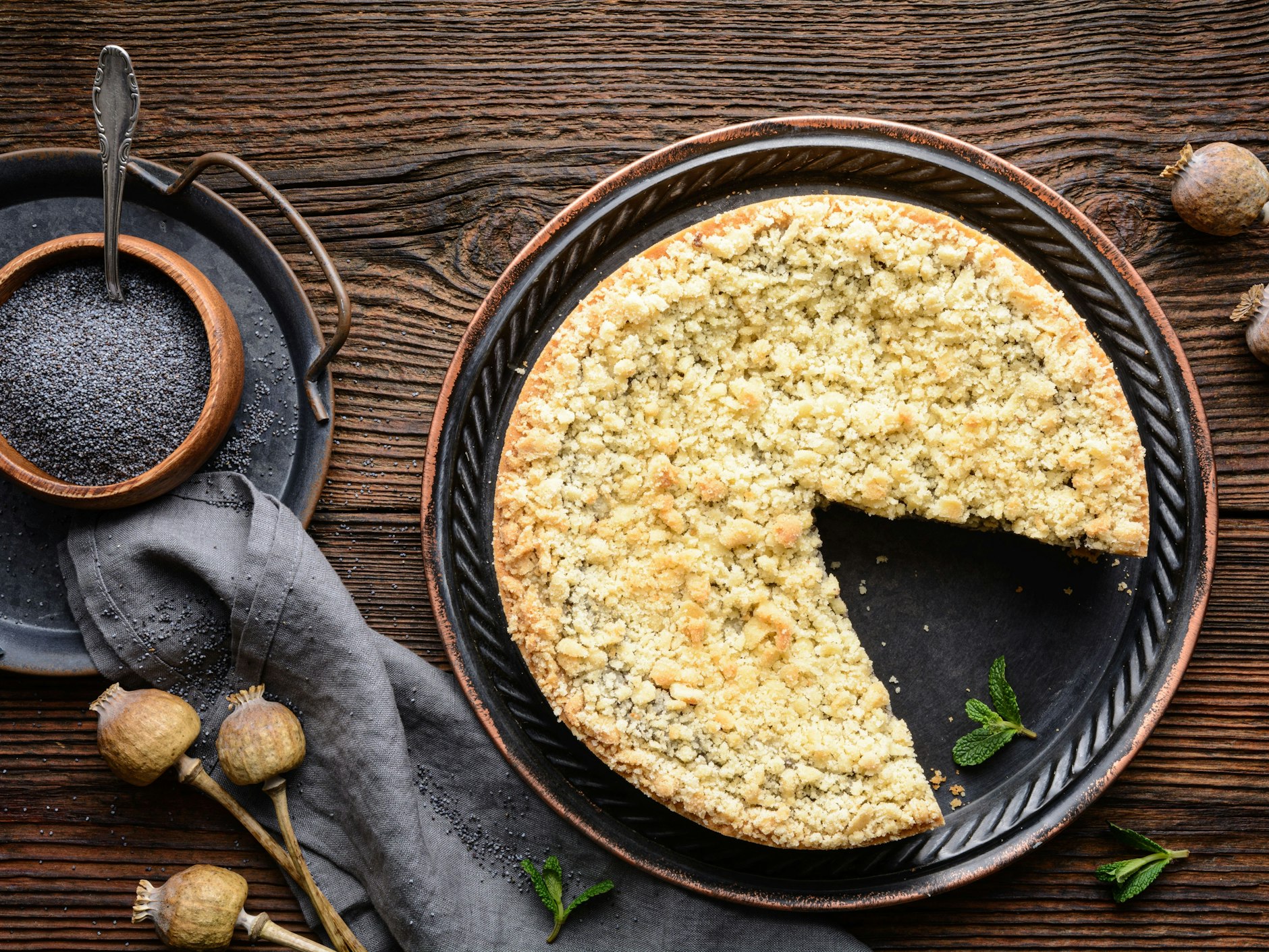 Wer Mohnkuchen liebt, wird unseren Mohnkuchen lieben: In dieses Rezept kommt neben der köstlichen und cremigen Mohnfüllung noch eine Schicht Vanillepudding.