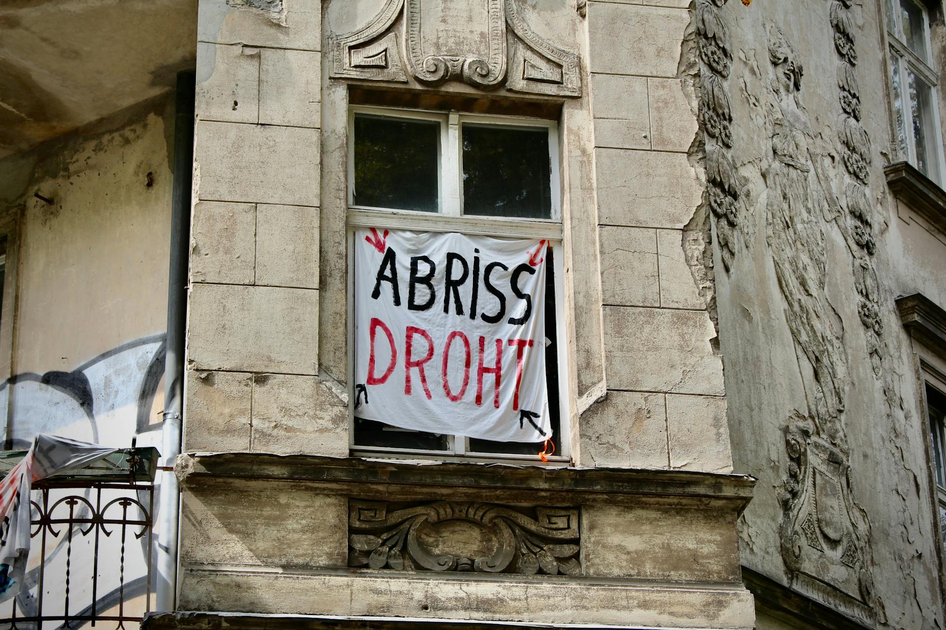 Trotz Schäden ist das Haus strukturell stabil, sagen Fachleute. Doch der Zerfall schreitet voran. An der rechten Hausseite ist die Göttin Flora zu sehen, Namensgeberin des Hauses.