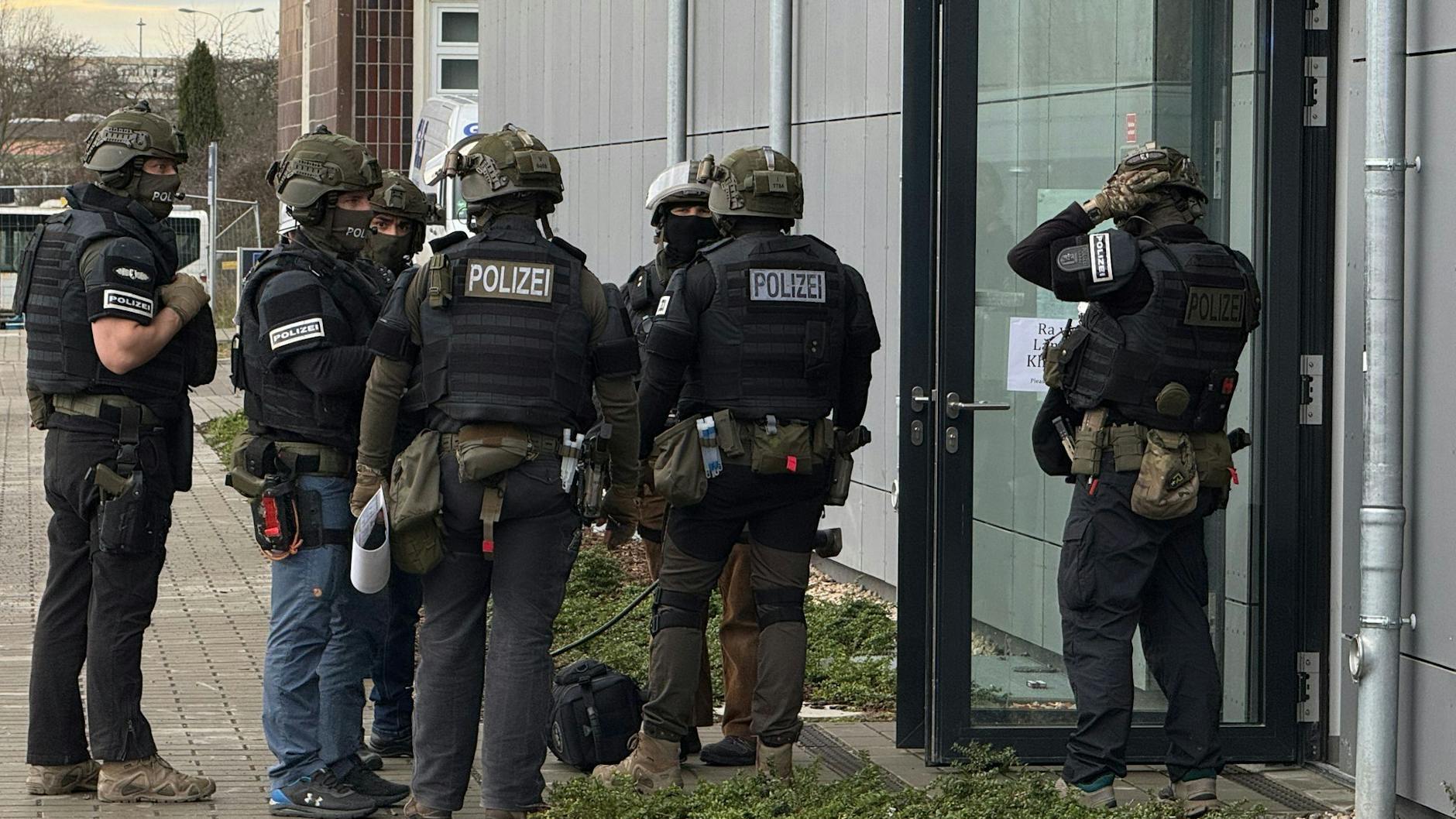 Polizisten am Tatort, einem Wohnhaus in der Marzahner Chaussee in Marzahn. Hier ereignete sich die furchtbare Bluttat.
