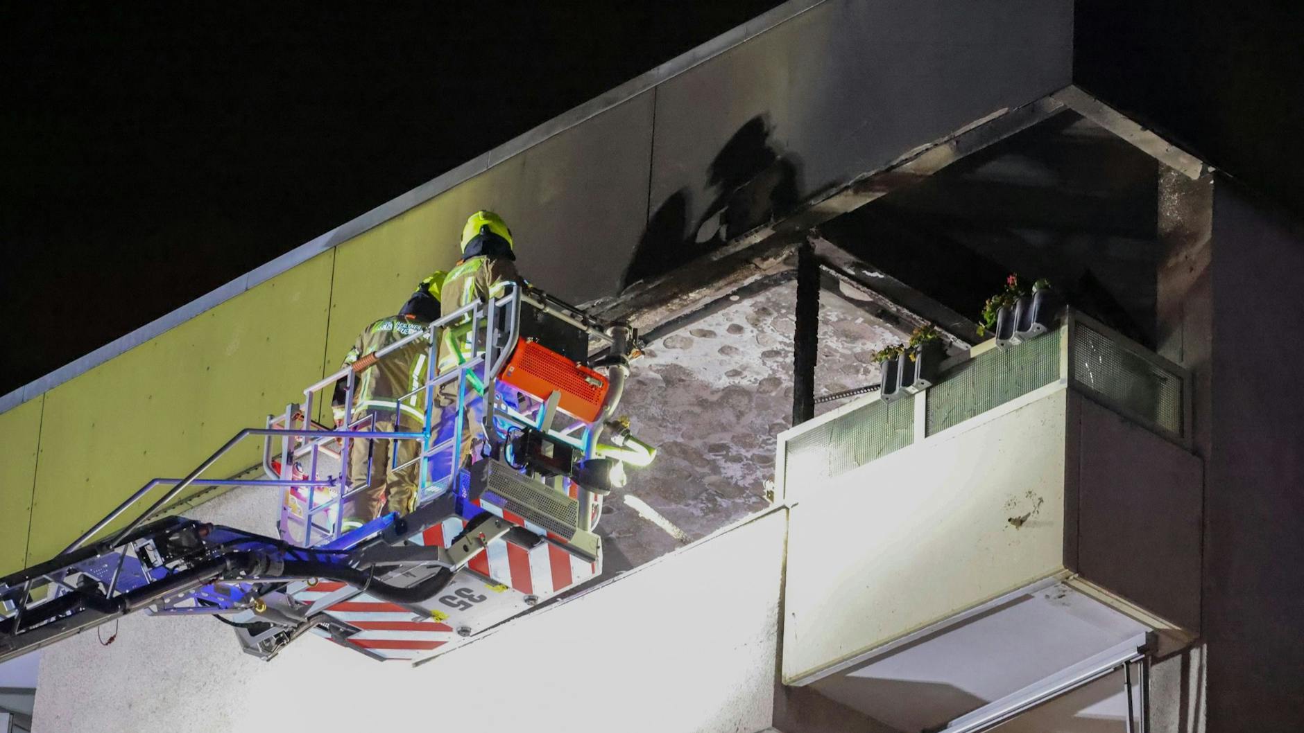 Die Feuerwehr löschte den Brand in einem Wohnheim in Charlottenburg.