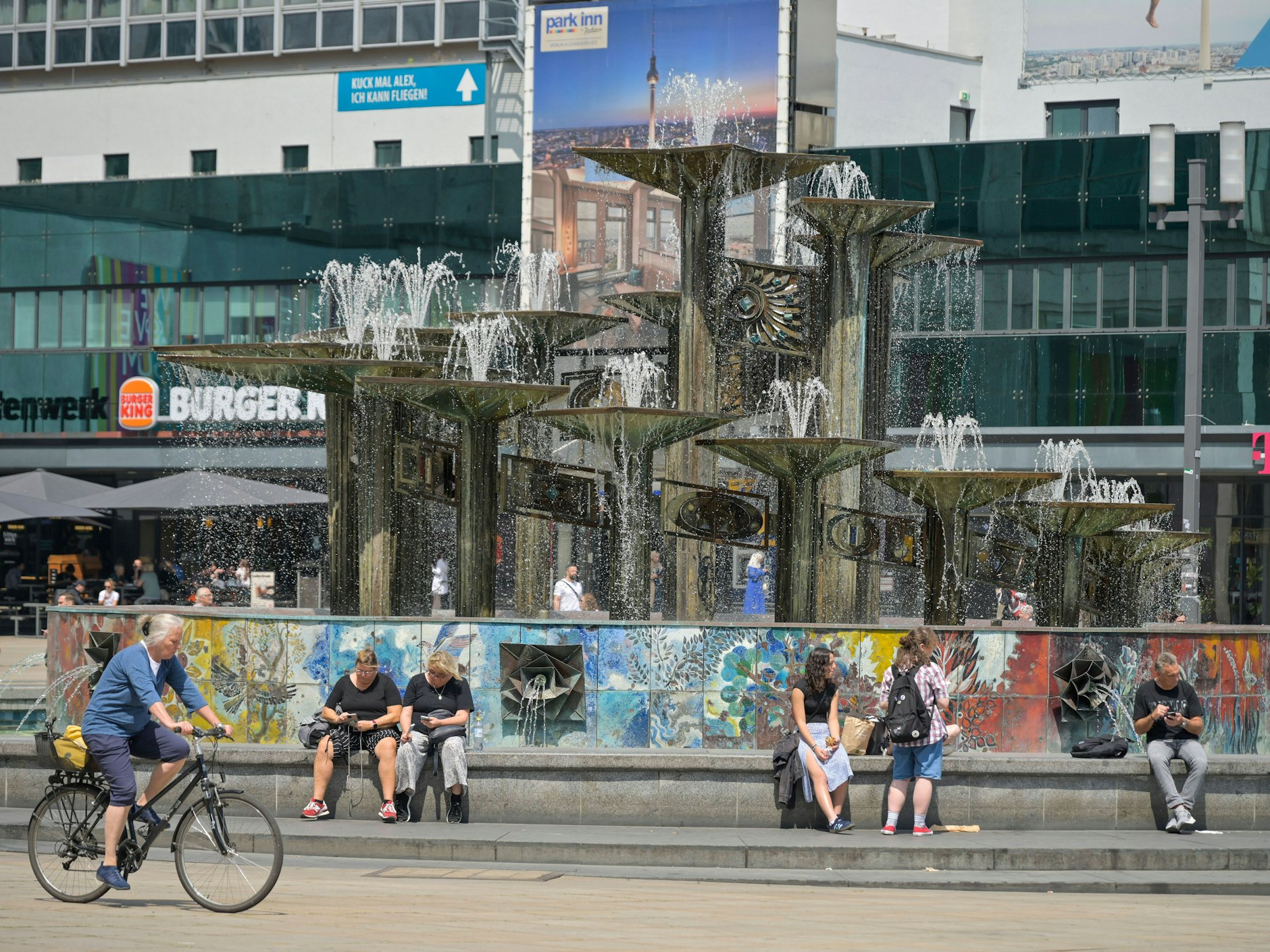 Der Brunnen der Völkerfreundschaft am Alexanderplatz wurde zum Tatort. Hier prügelte ein Polizeischüler auf einen Passanten ein, beleidigte ihn rassistisch.