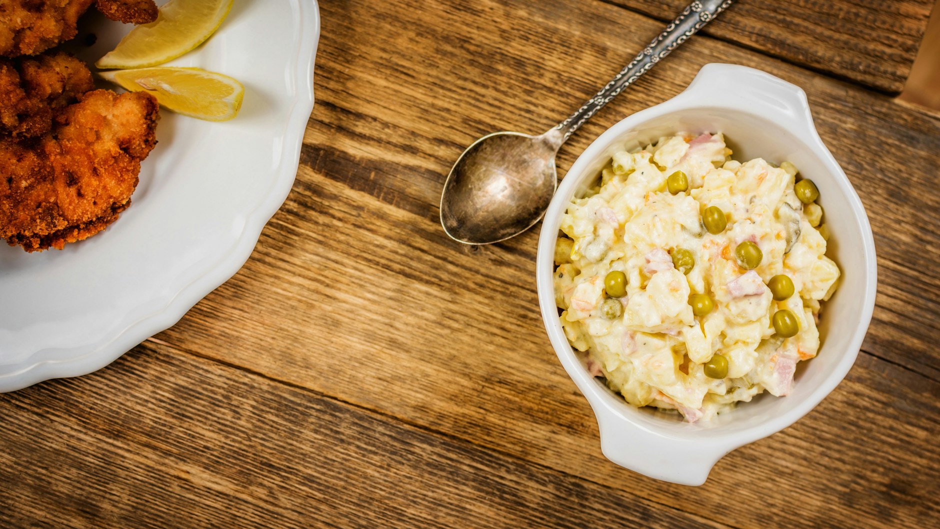 Lust auf Kartoffelsalat? Dann probieren Sie mal unser Rezept aus Tschechien! Dieser Salat sorgt mit besonderen Zutaten für ein ganz neues Geschmackserlebnis.