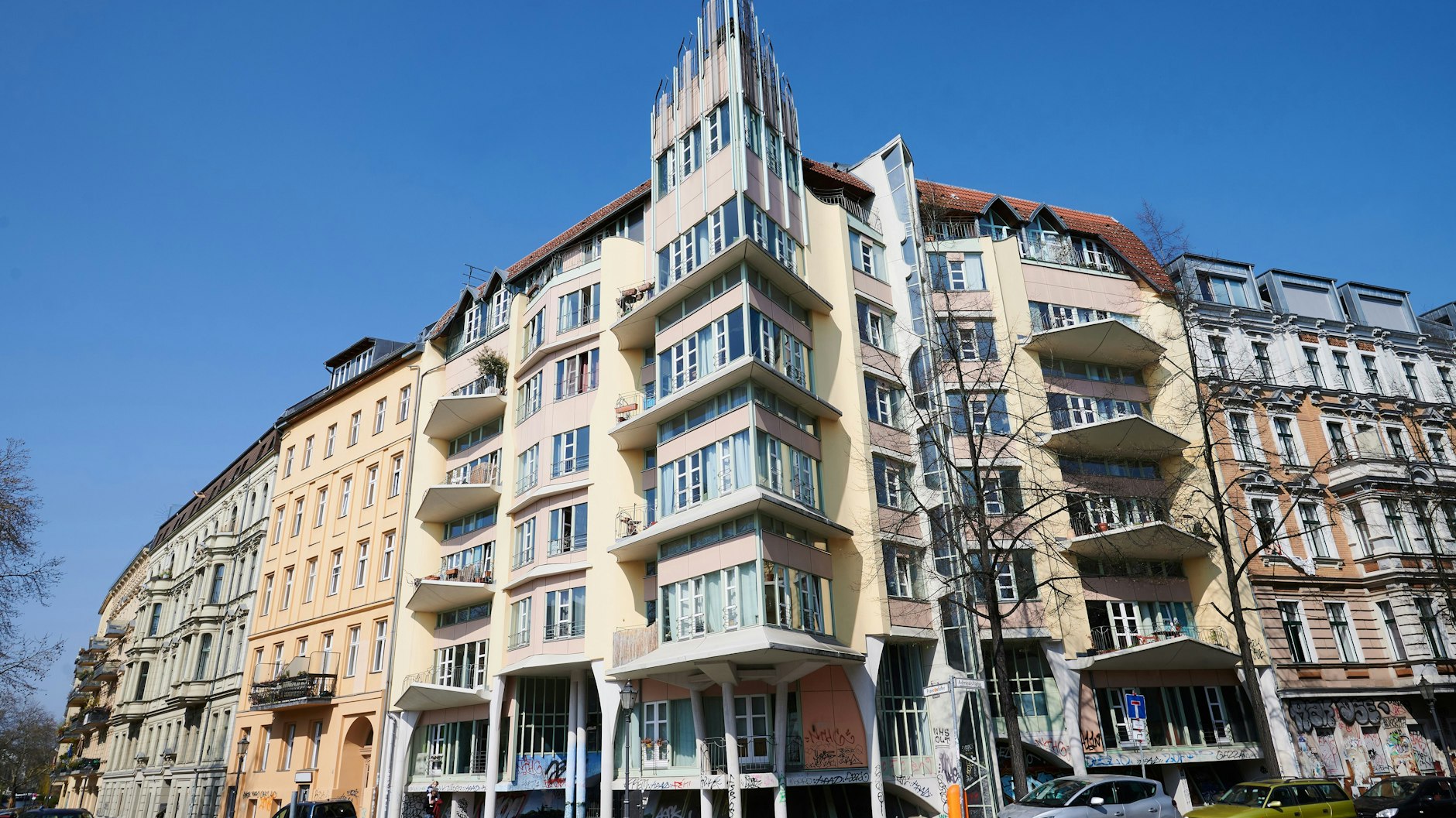 Das Torhaus am Fraenkelufer/Ecke Admiralstraße in Kreuzberg sticht in der Häuserreihe heraus mit seinen nach oben gebobenen, spitzen Balkonen.