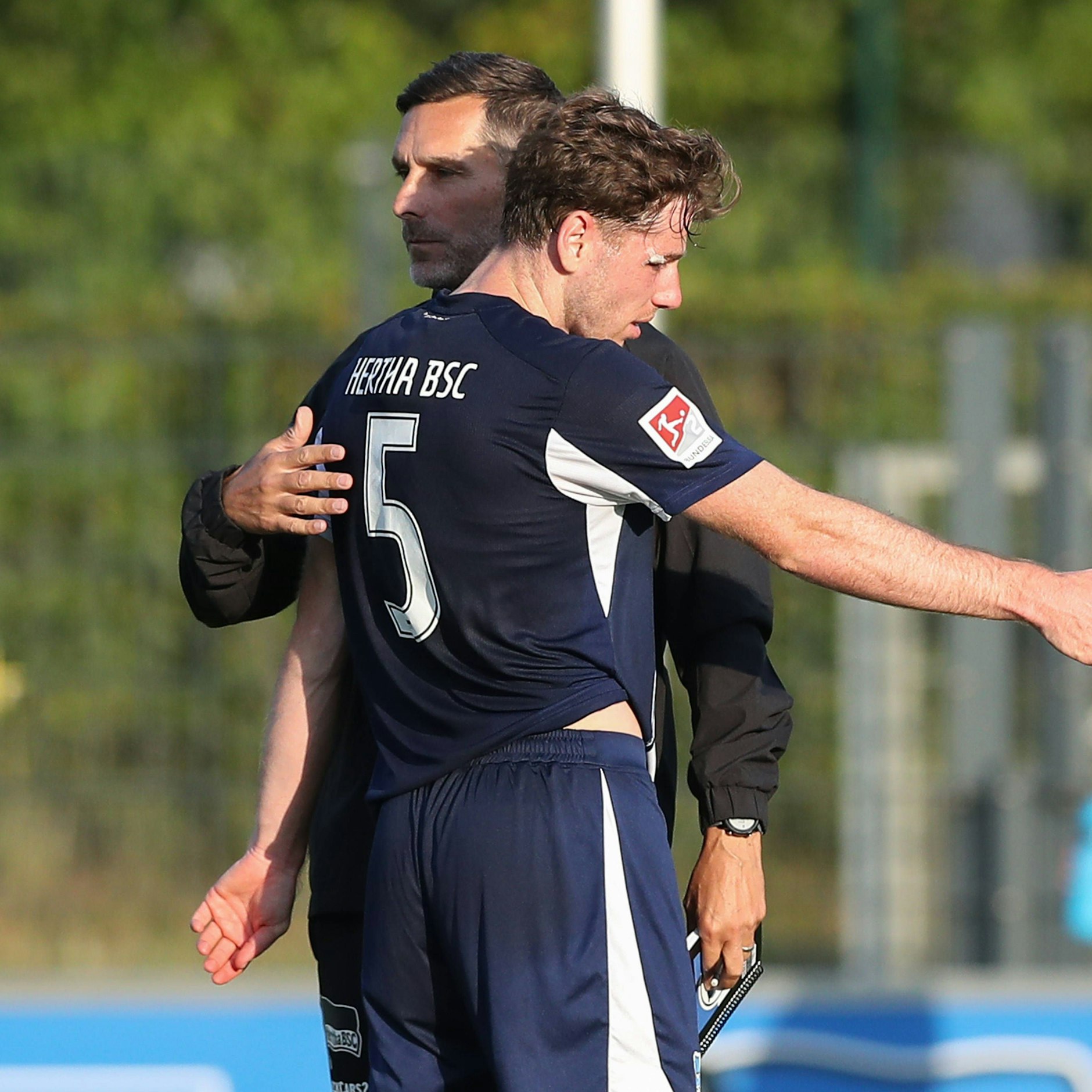 Hertha-Trainer Stefan Leitl baut im Mittelfeld auf Kämpfer Leon Jensen.