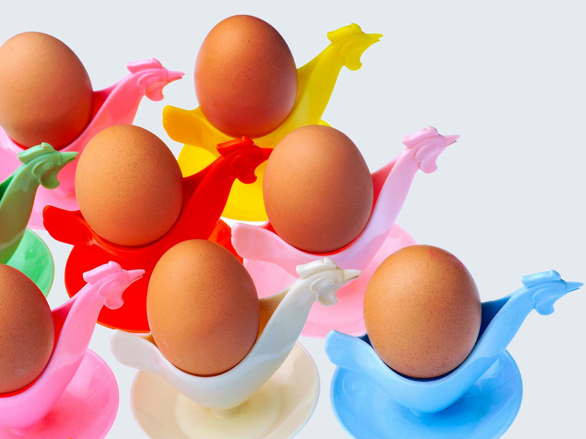 Die Eierbecher aus der DDR wollten mit den knalligen Farben und dem speziellen Design gar nicht so richtig in das übliche Design von Gebrauchsgegenständen der DDR passen.