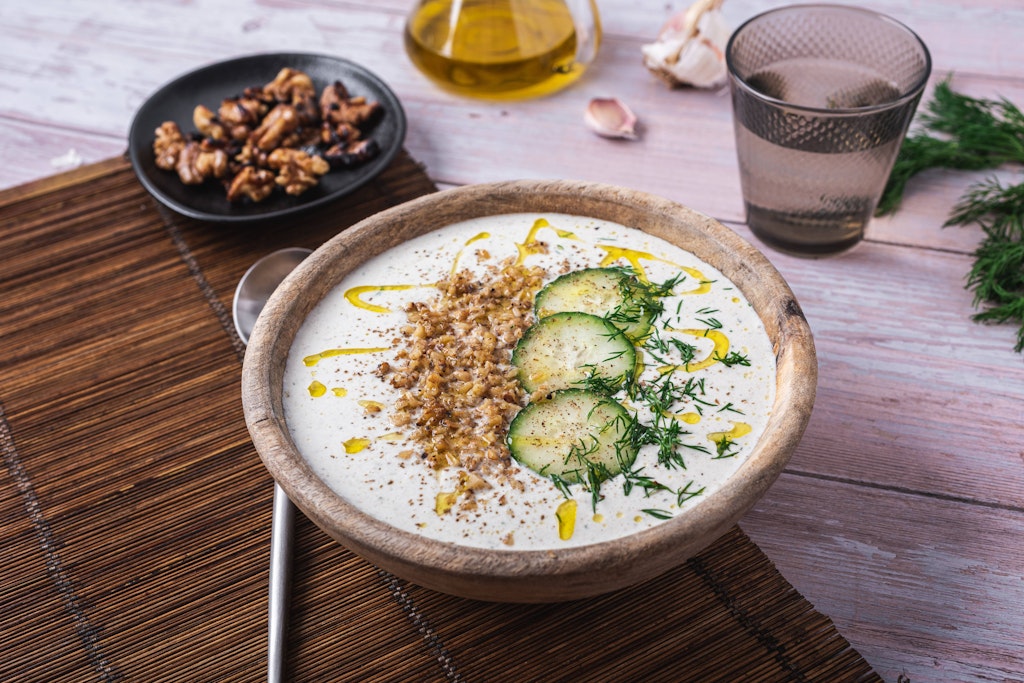 Kalte-Gurkensuppe-Das-leckerste-Sommer-Suppen-Rezept-aus-der-DDR