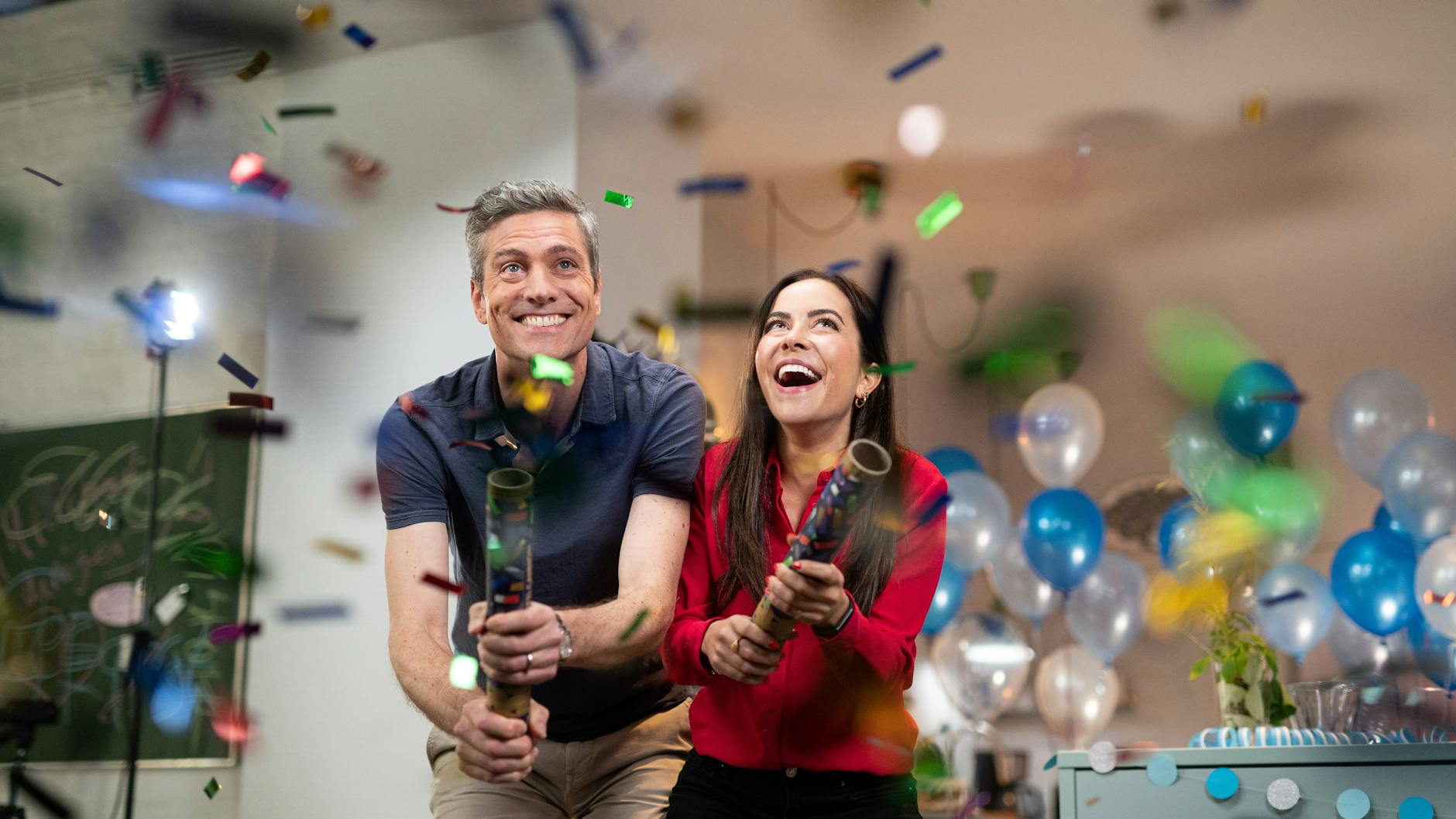 Aline Abboud und ARD-Kollege Ingo Zamperoni ließen 2022 zum 50-jährigen Jubiläum der Sesamstraße die Konfettikanonen knallen.