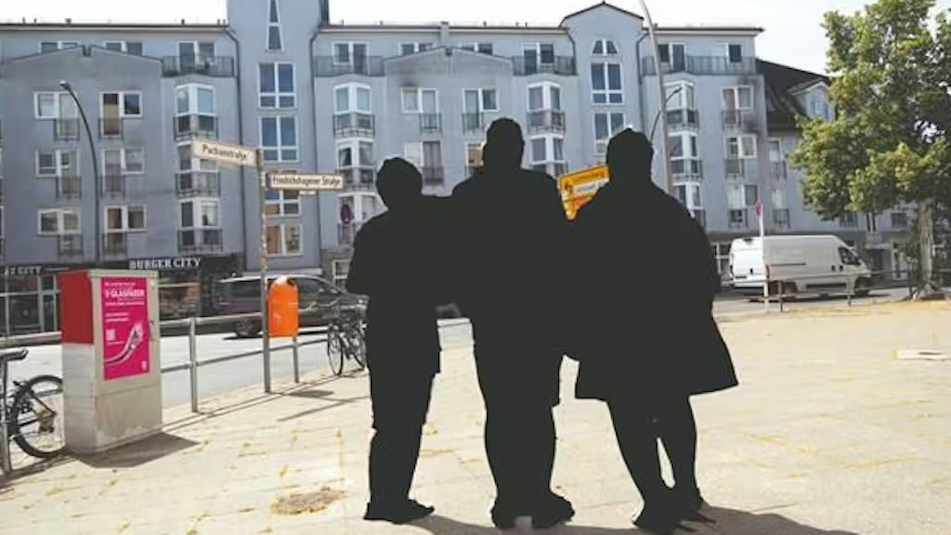 Drei Mieter aus dem Horrorhaus in Berlin-Köpenick, die über die Zustände klagten: Nach Drohungen aus der Nachbarschaft wollen sie unerkannt bleiben.