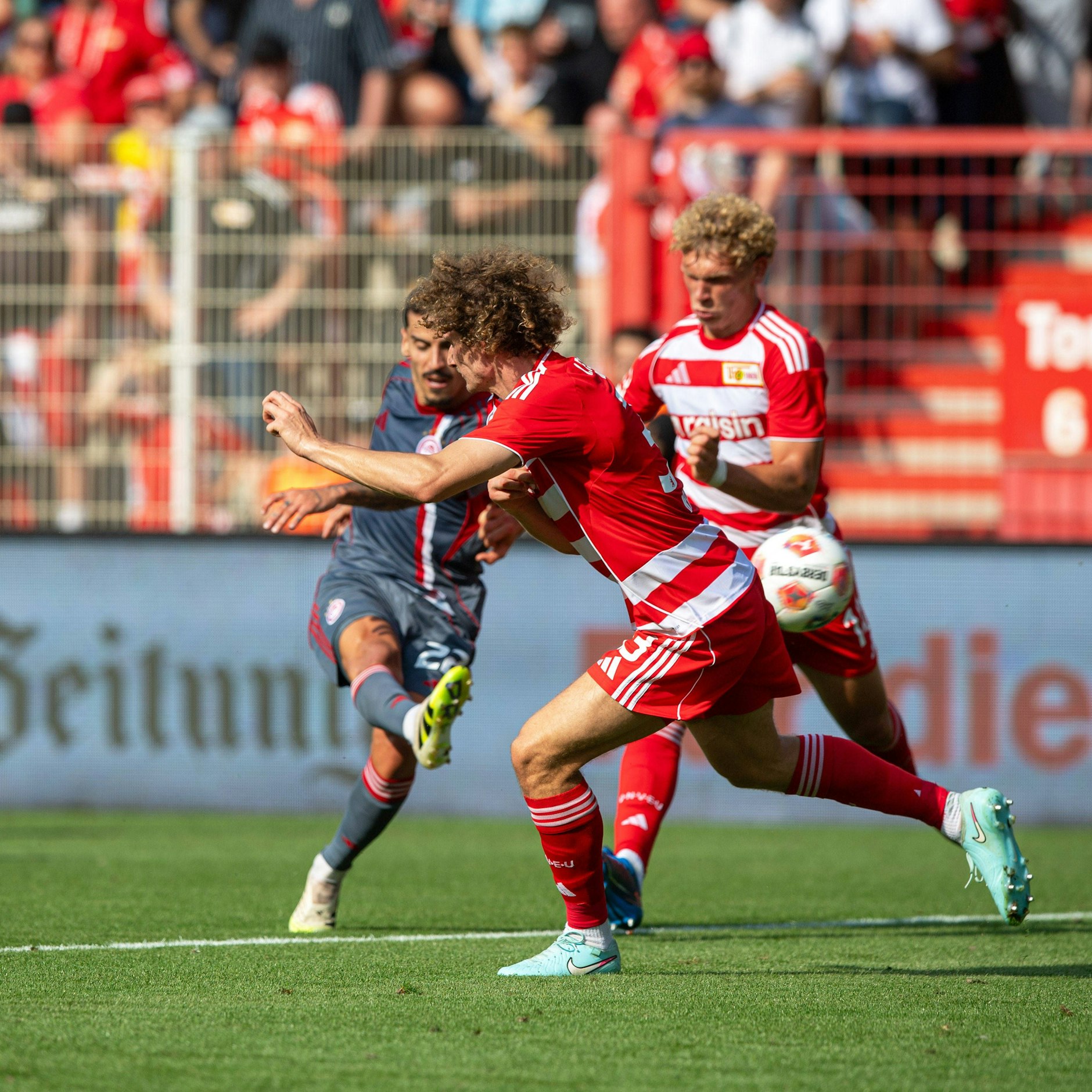 Olympiakos-Star Chiquinho zog aus 16 Metern ab und traf zum 1:0. Da kamen Unions Alex Kral und Leo Querfeld zu spät.