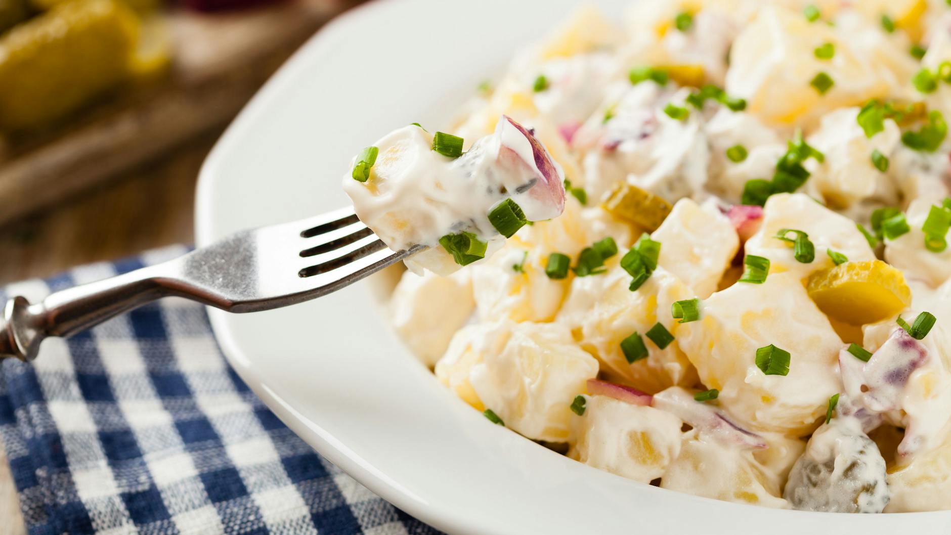 Kartoffelsalat gibt es in etlichen Varianten. Wer grillen will, kann sich durchprobieren - und findet im Kochbuch oder bei uns die eine oder andere Überraschung.