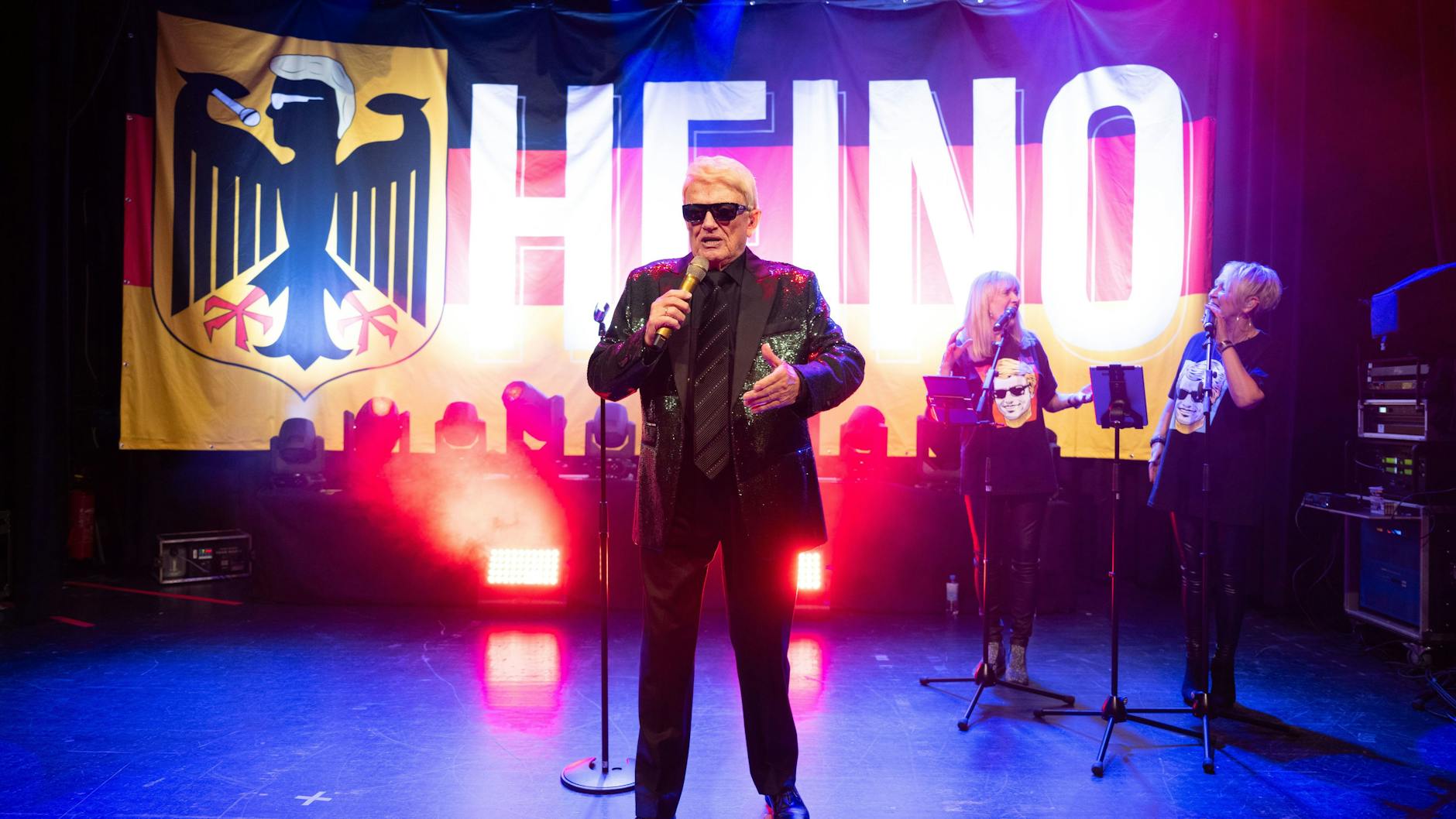 Mit sehr deutschen Motiven tourt Heino auch unter dem Titel „Made in Germany“ durchs Land, hier beim Konzert im sächsischen Coswig.