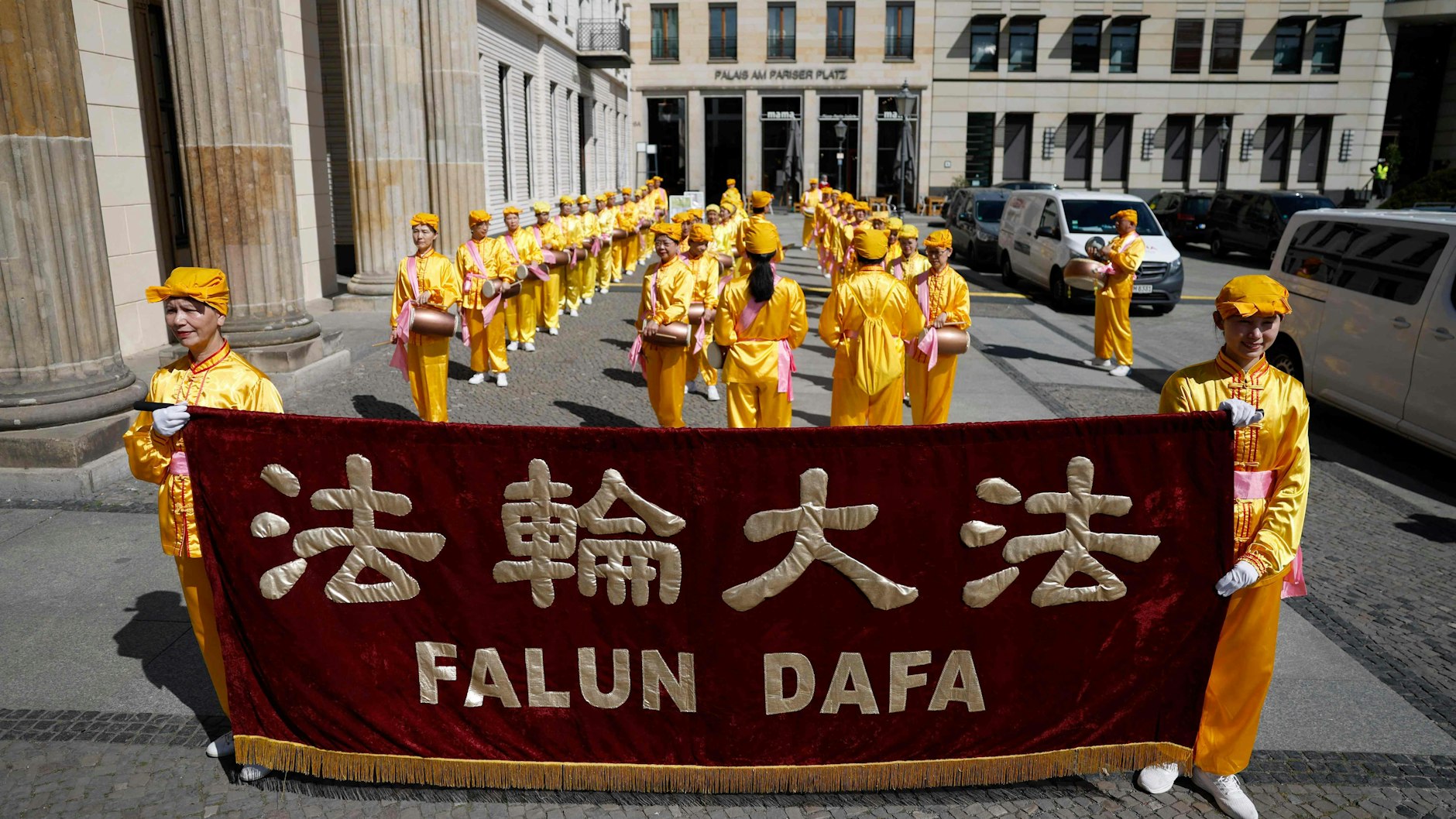 Anhänger der religiösen Bewegung Falun Gong, auch bekannt als Falun Dafa, ziehen quer durch Berlin.