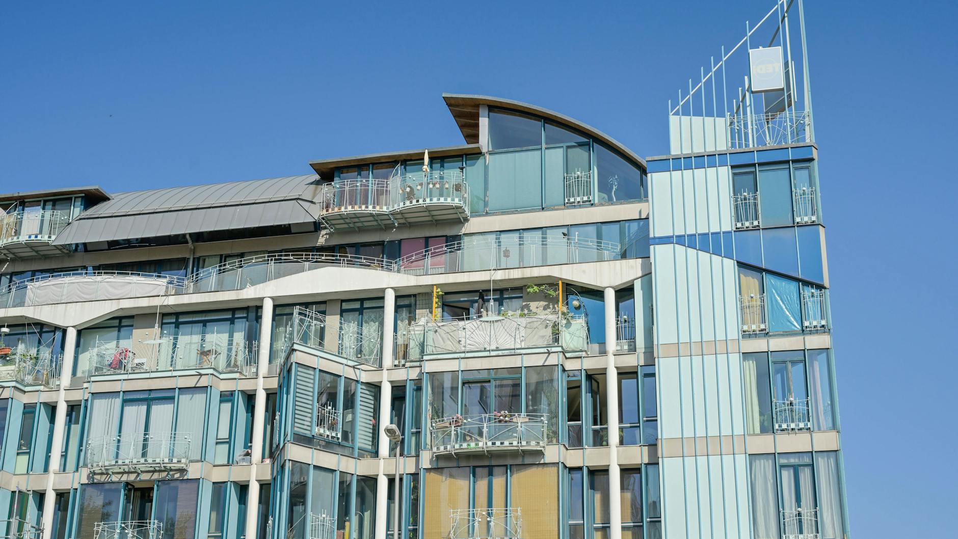 Viel Glas und Licht: Ein Wohnhaus von Hinrich Baller für 193 Familien an der Judith-Auer-Straße in Lichtenberg.