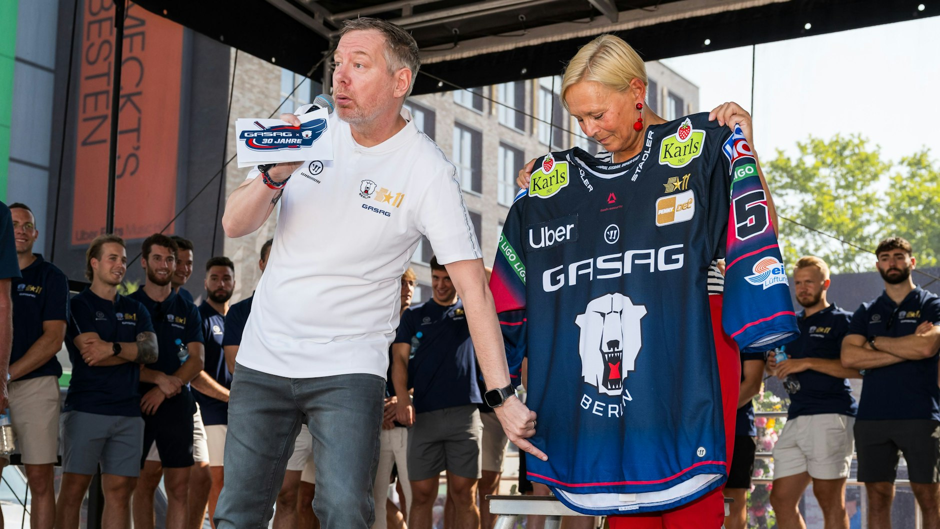 Eisbären-Geschäftsführer Thomas Bothstede und Birgit Jammes von GASAG präsentieren das neue EHC-Trikot.