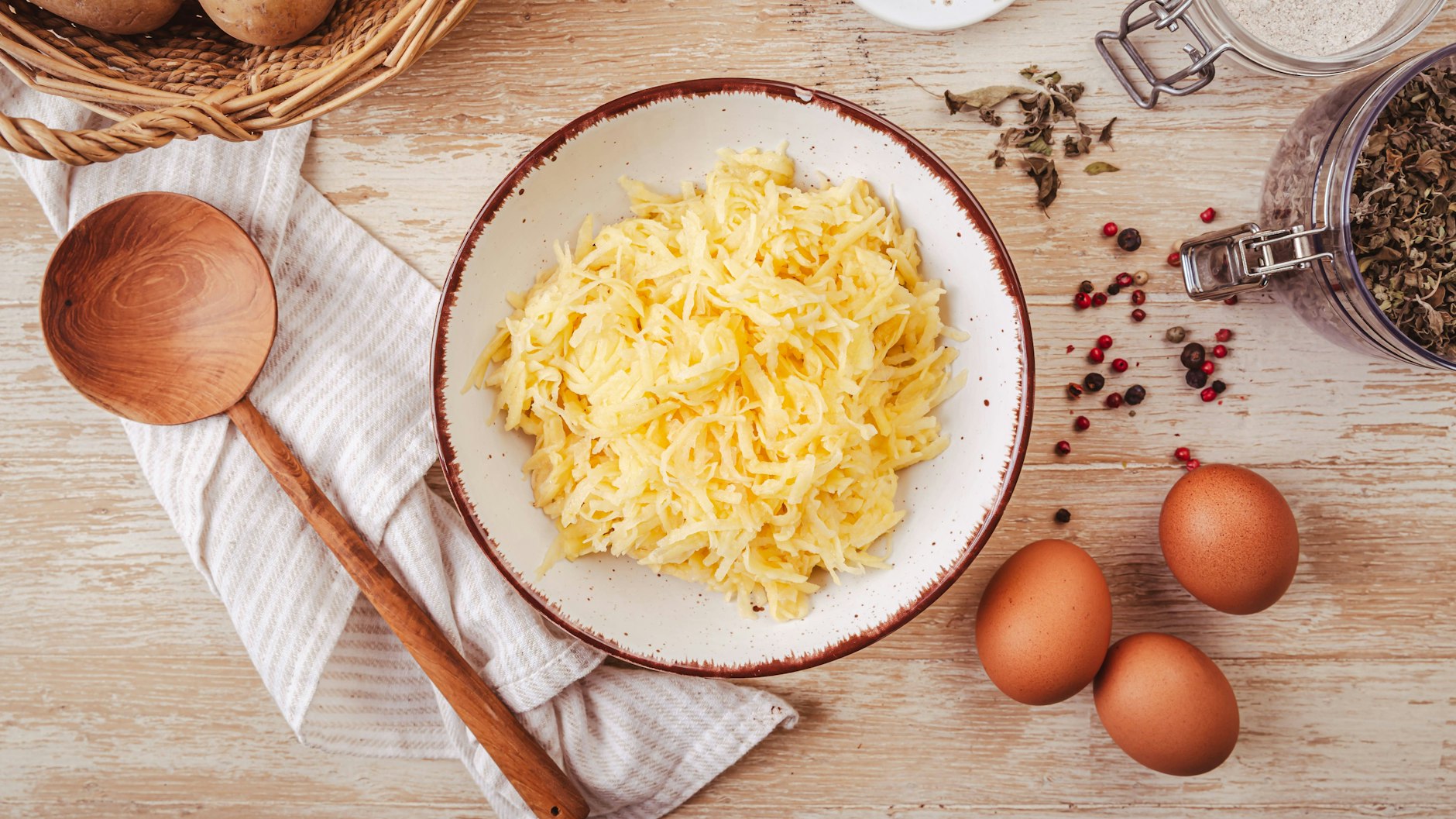 Für die Klitscher werden die Kartoffeln gerieben und dann mit Zutaten wie Eiern und Quark vermengt. Der Teig ist die Basis für die besonderen Kartoffelpuffer nach unserem Rezept. 