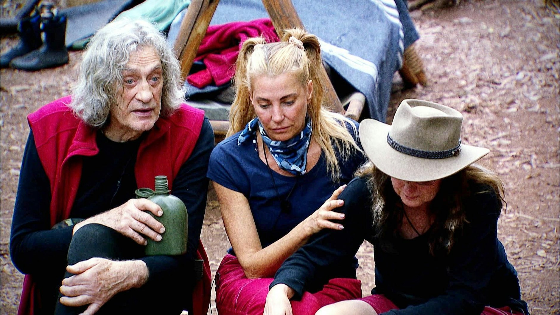 Winfried Glatzeder, Giulia Siegel und Hanka Rackwitz im Dschungelcamp. Der DDR-Star zog jetzt in der NDR-Talkshow ordentlich über die Kandidatinnen und Kandidaten im Camp her.