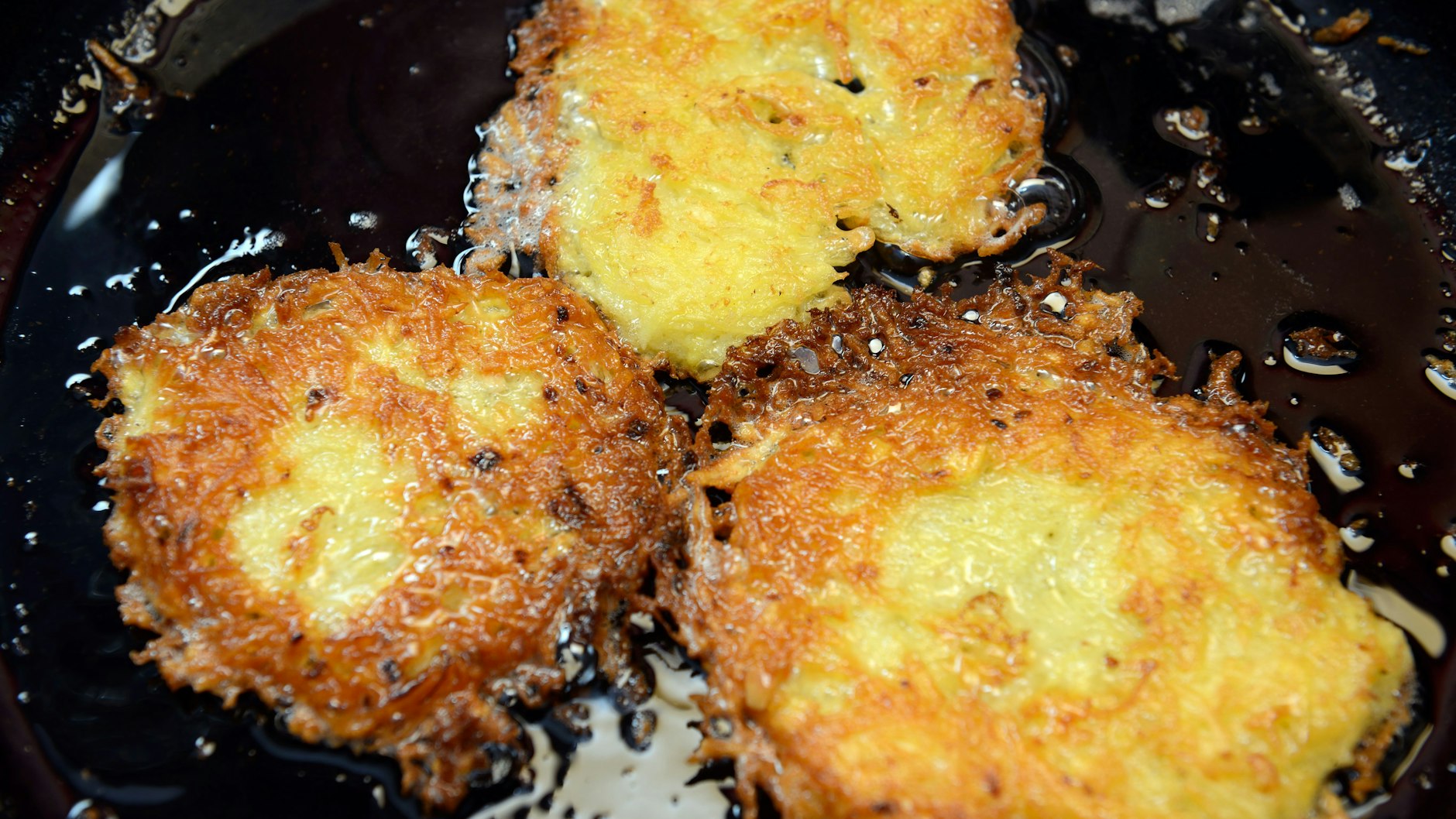 Die Klitscher werden in Öl oder - noch besser - reichlich Butterschmalz ausgebacken. Dann können Sie die besonderen Kartoffelpuffer nach unserem Rezept süß oder herzhaft servieren.