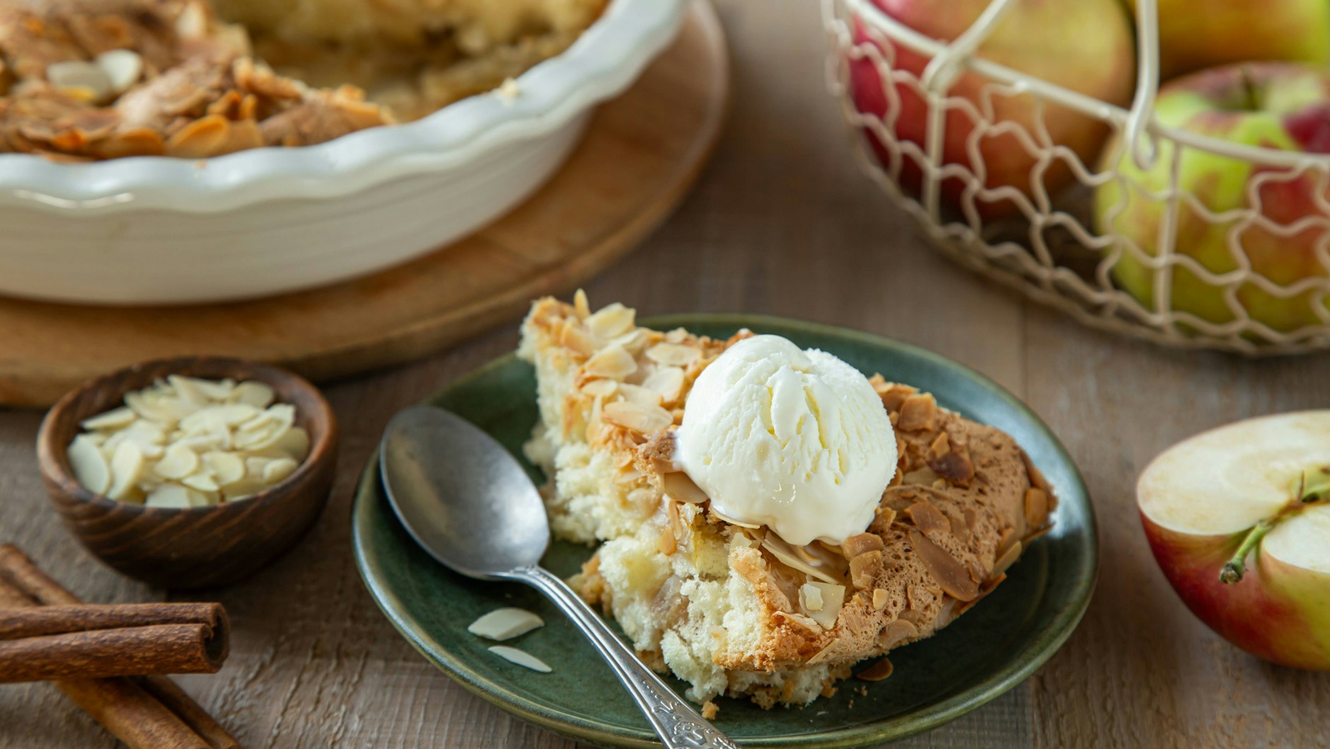 Schlagsahne, Vanilleeis und Vanillesoße passen hervorragend zum Apfel Crumble.