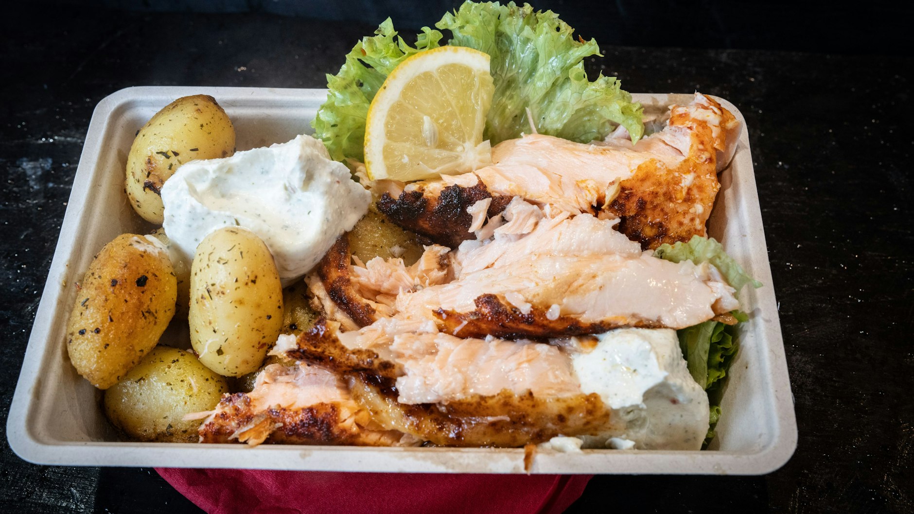 Eine leichte Kruste und innen wunderbar zart – der Flammlachs ist perfekt. Dazu passen gekochte Kartoffeln mit Quark sehr gut.