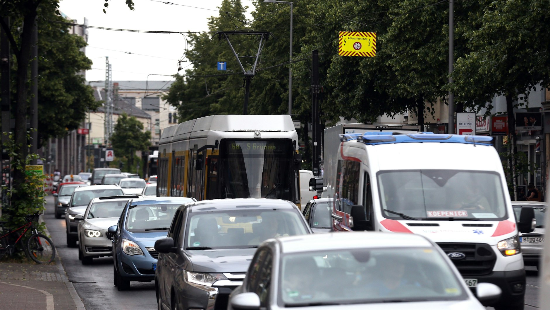 Autofahrer müssen in der Köpenicker Bahnhofstraße damit leben, dass sich der Verkehr ständig staut. Nun steht die nächste heftige Sperrung der wichtigen Straße an.