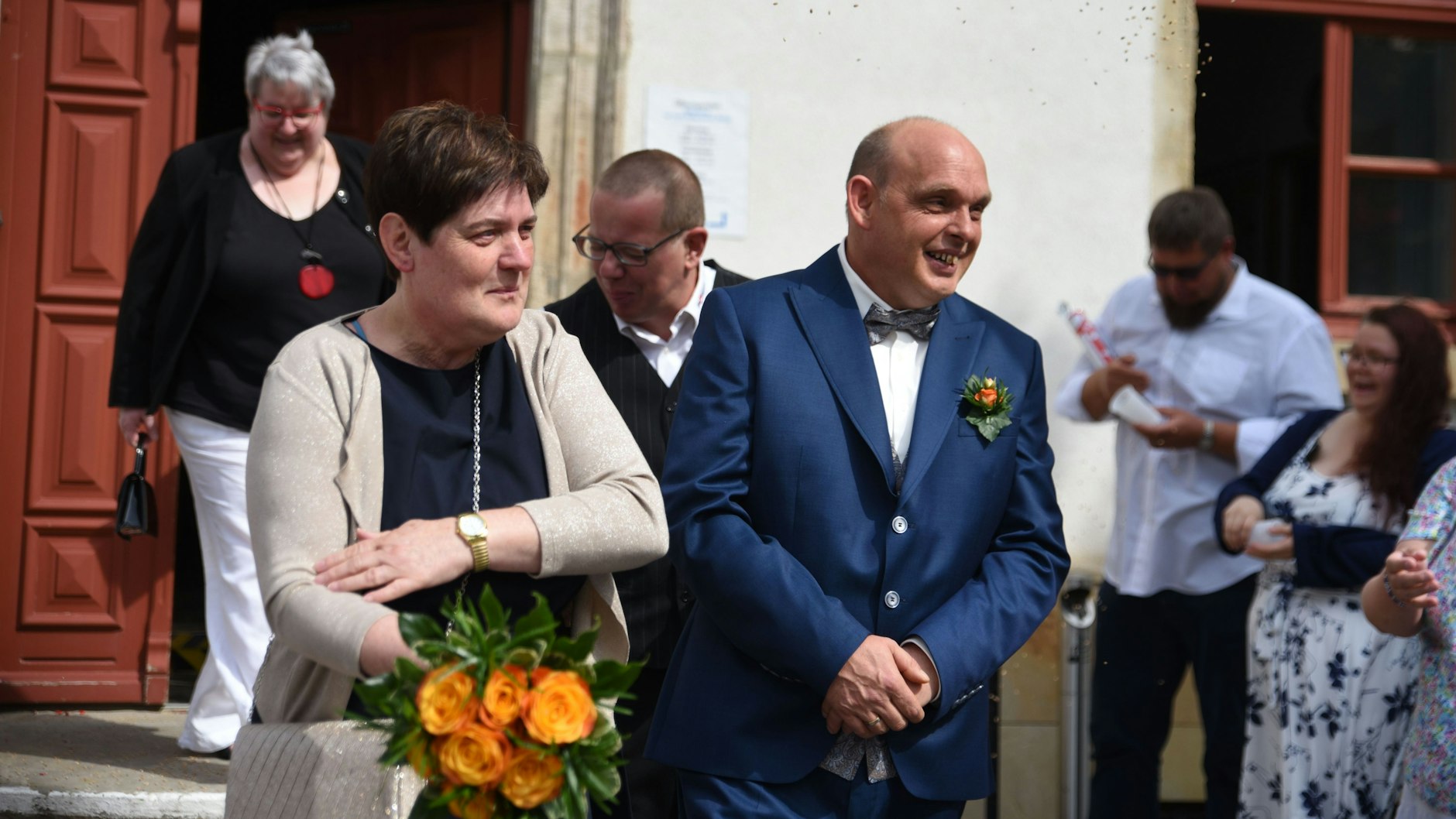 Kathrin Pollnow und Klaus-Dieter Rose werden nach ihrer Trauung von Freunden empfangen. Vor dem Standesamt Oschersleben, das sie nicht heiraten lassen wollte.
