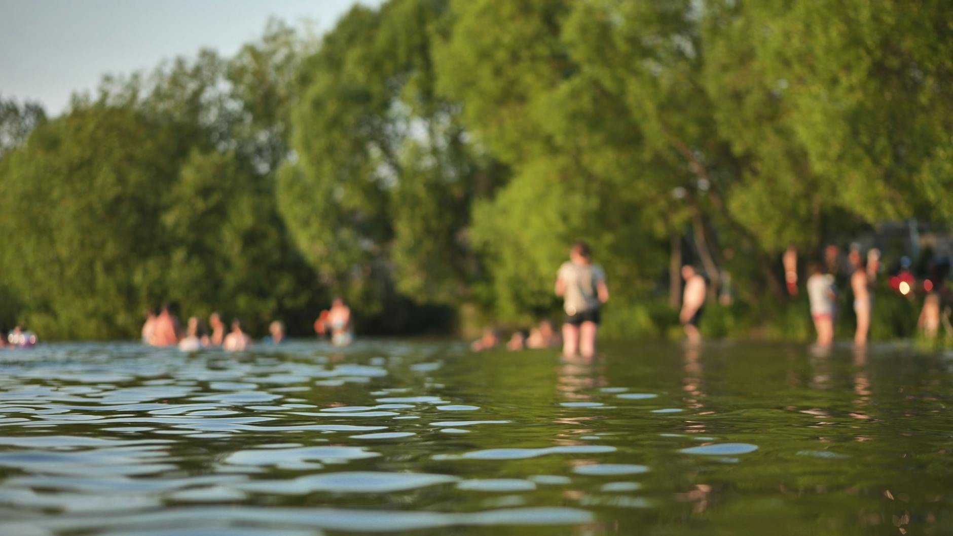 Am Plötzensee halten sich viele Besucher nicht an das Badeverbot außerhalb des Freibads.