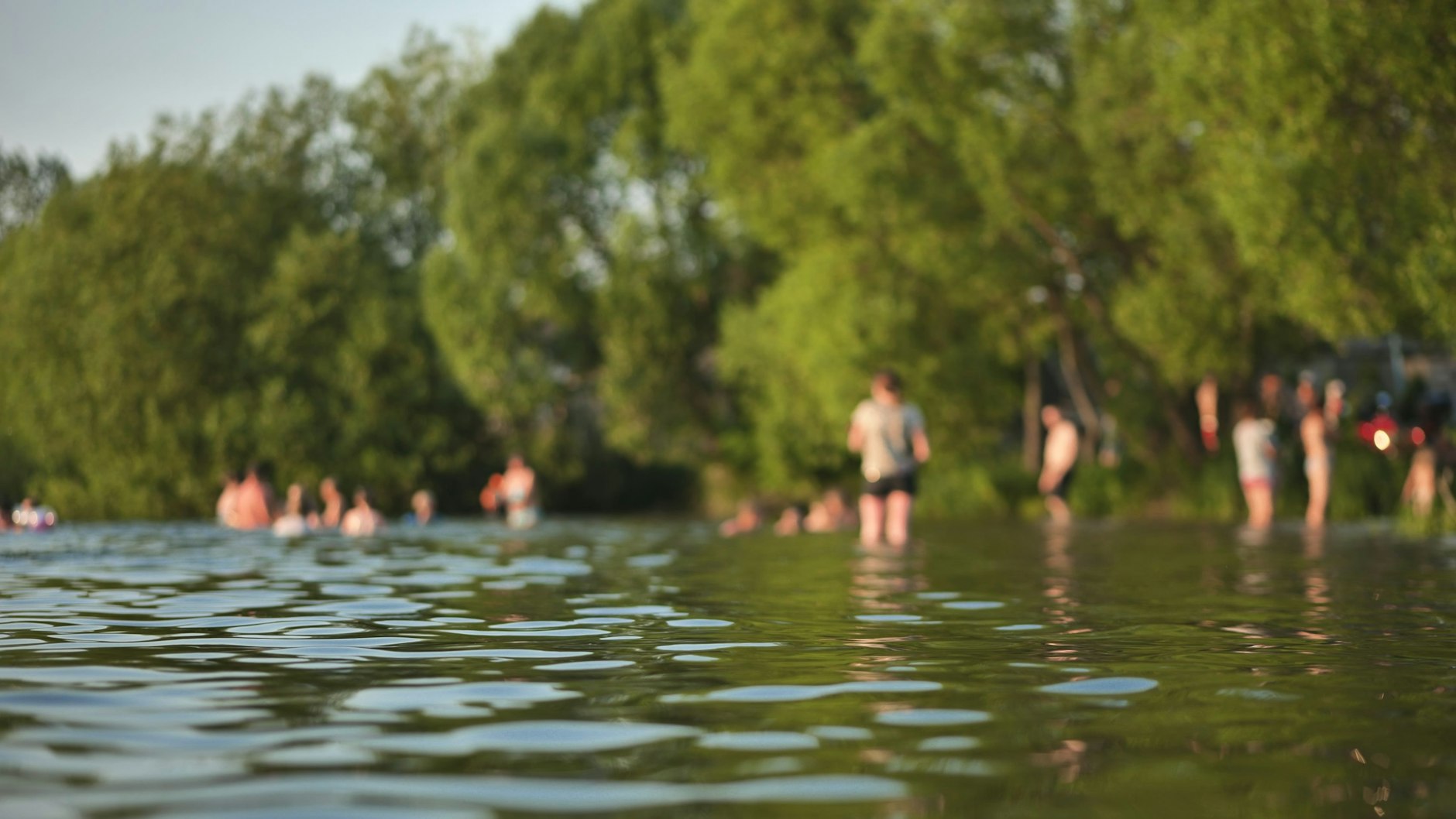 Am Plötzensee halten sich viele Besucher nicht an das Badeverbot außerhalb des Freibads.