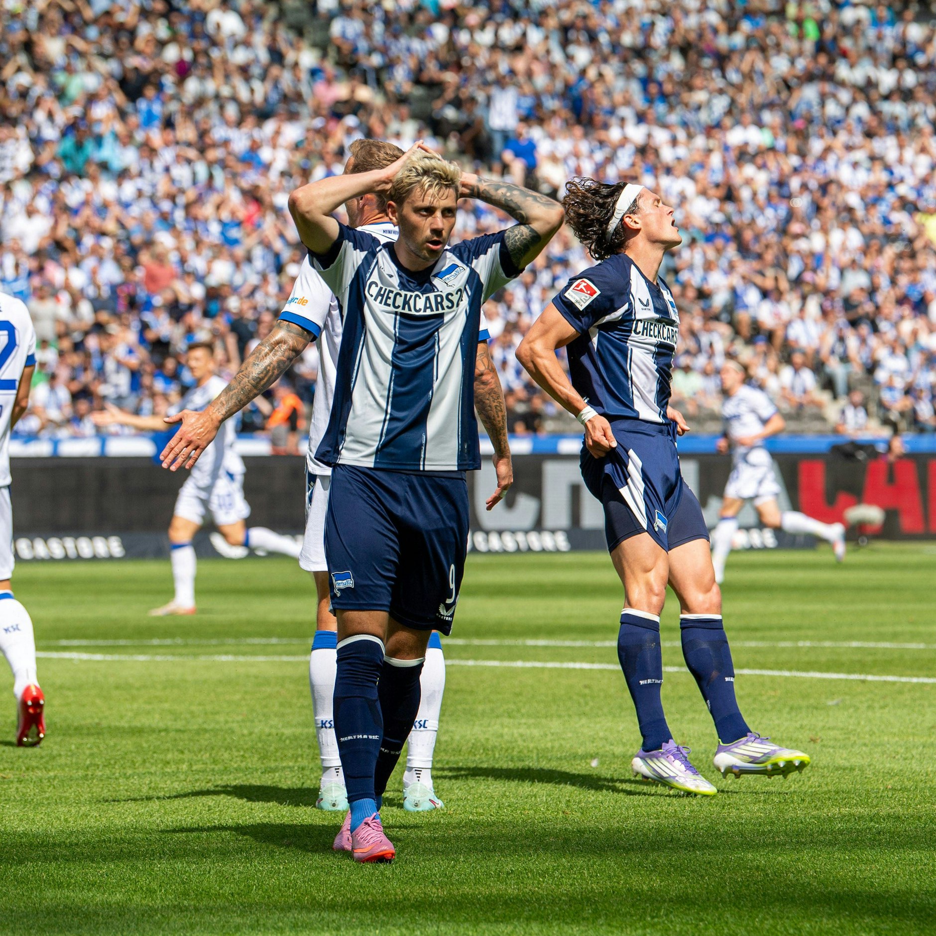 Zum Haare raufen und verzweifeln! Herthas Sturmduo Dawid Kownacki und Fabian Reese haben noch nicht das Tor getroffen.