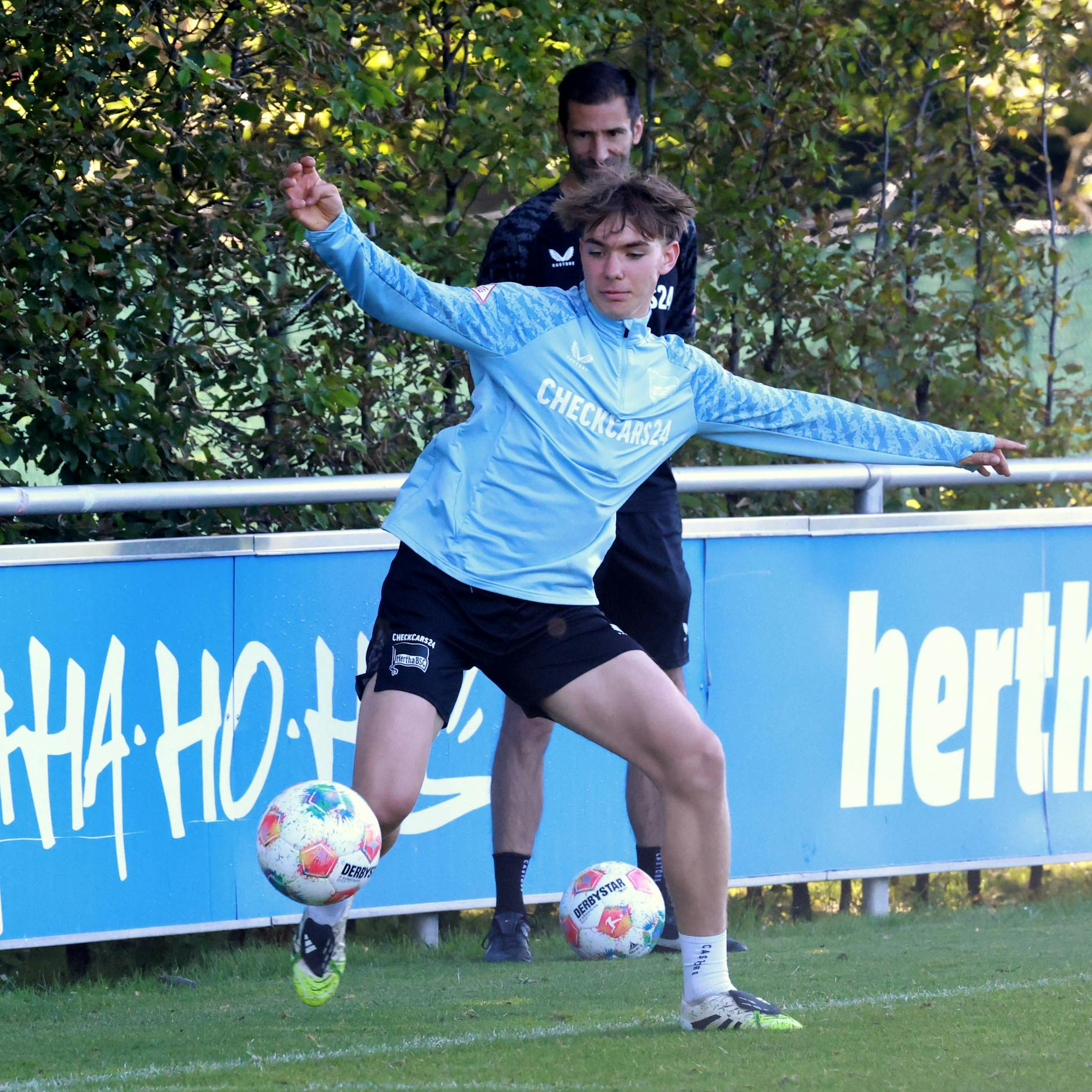 Profi-Debüt und gleich wieder beim Training: Herthas Kennet Eichhorn gab auch Montag wieder Vollgas auf dem Schenckendorffplatz.